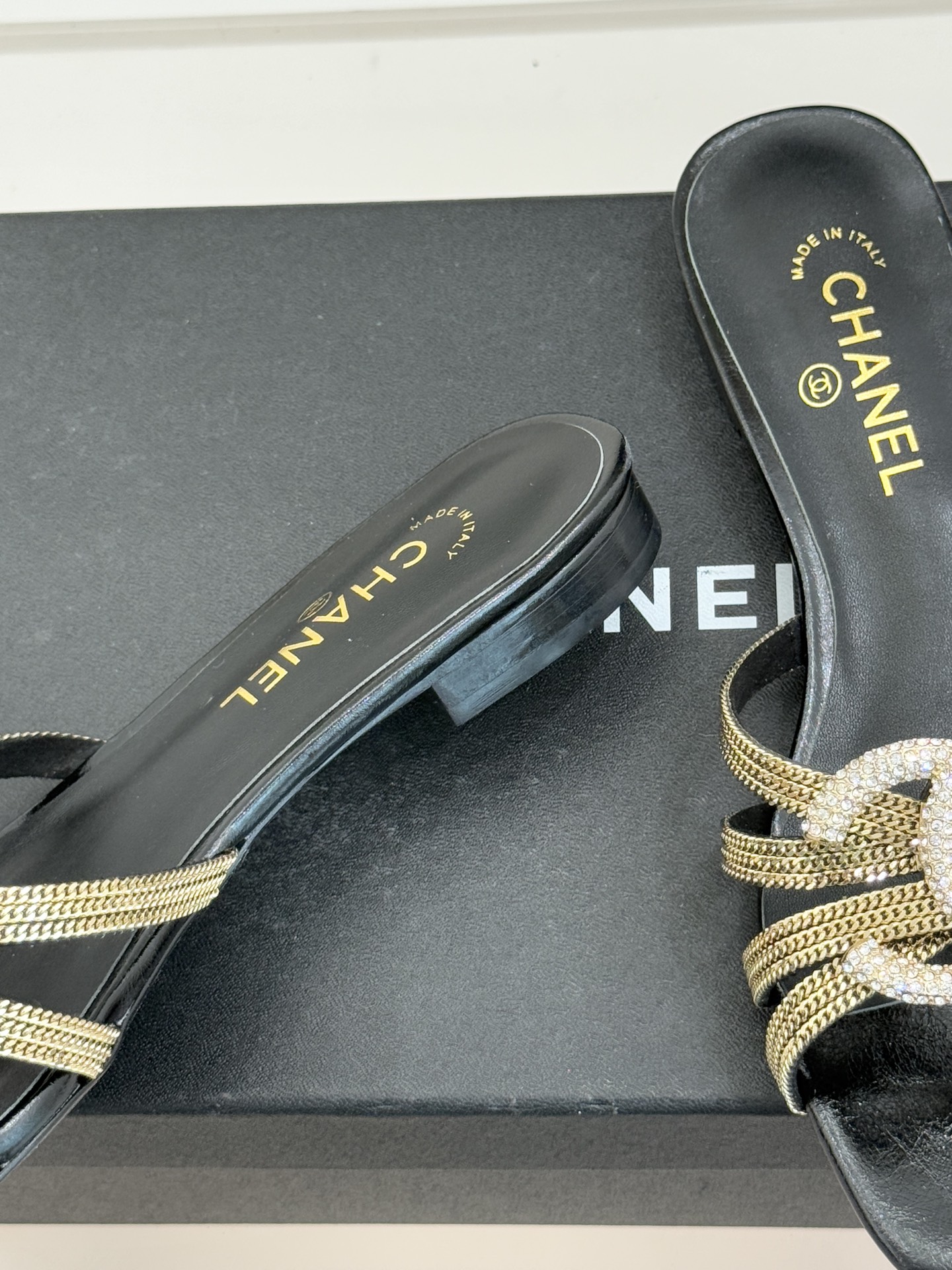 CHANE* ｜小香水钻大双C方头粗跟拖鞋以水钻大双C点亮方头粗跟拖鞋，将法式奢雅与现代慵懒完美融合。利