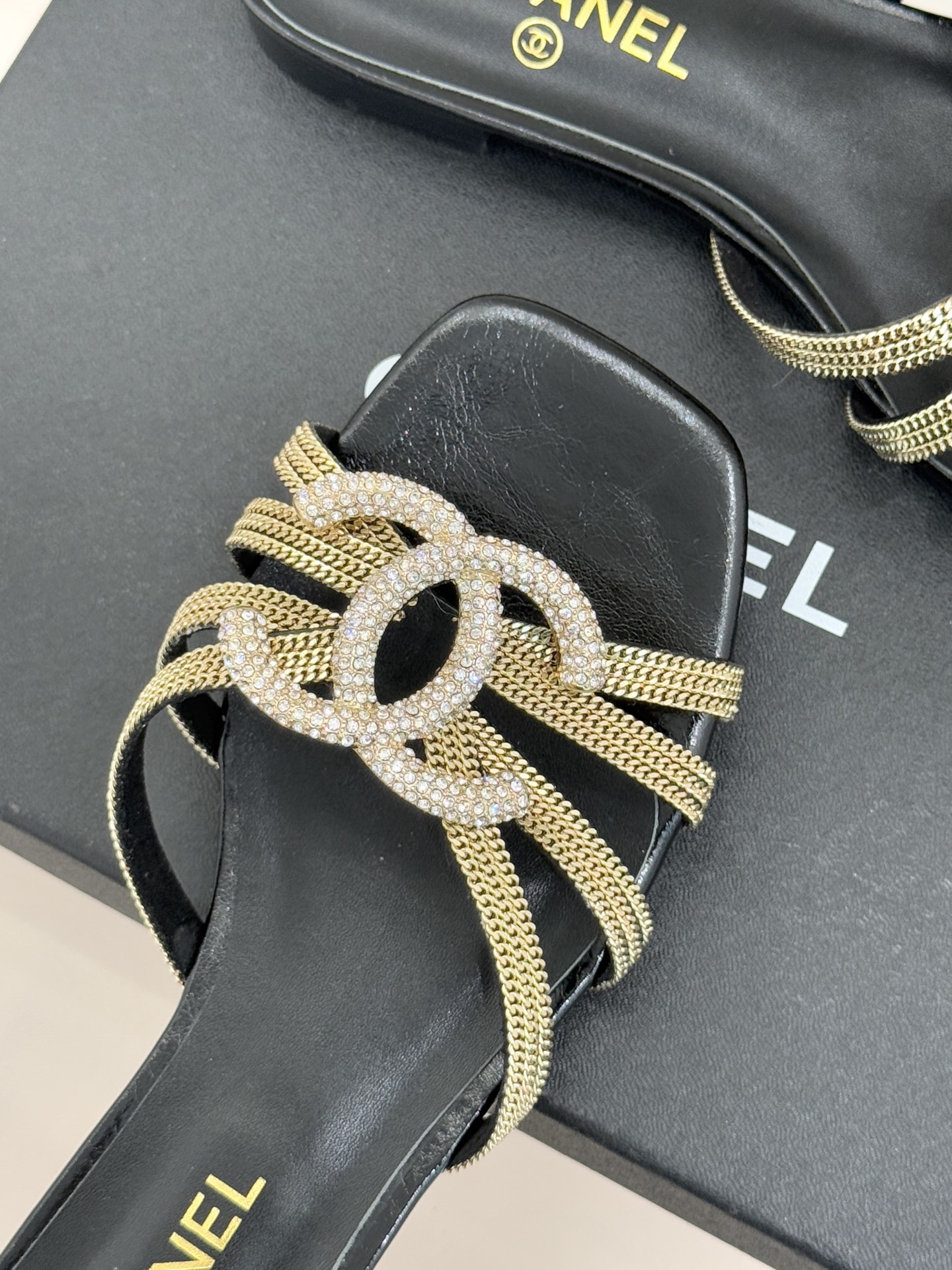 CHANE* ｜小香水钻大双C方头粗跟拖鞋以水钻大双C点亮方头粗跟拖鞋，将法式奢雅与现代慵懒完美融合。利