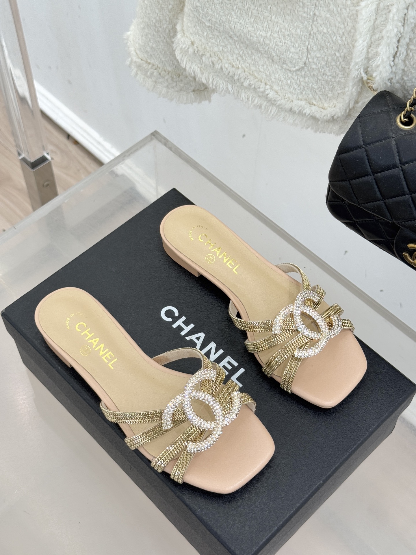 CHANE* ｜小香水钻大双C方头粗跟拖鞋以水钻大双C点亮方头粗跟拖鞋，将法式奢雅与现代慵懒完美融合。利