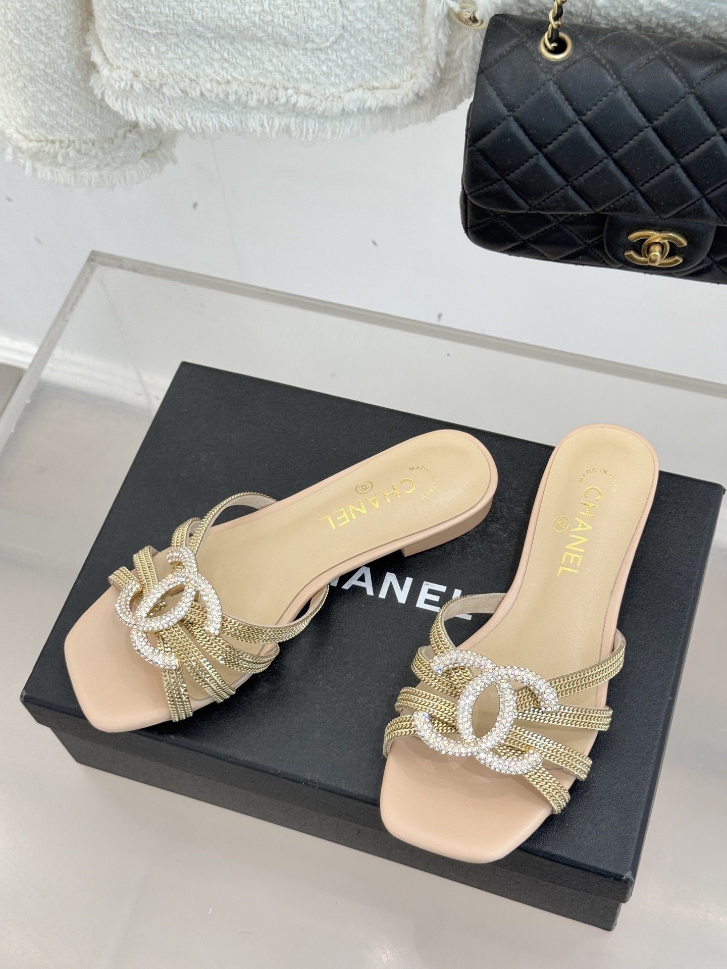 CHANE* ｜小香水钻大双C方头粗跟拖鞋以水钻大双C点亮方头粗跟拖鞋，将法式奢雅与现代慵懒完美融合。利