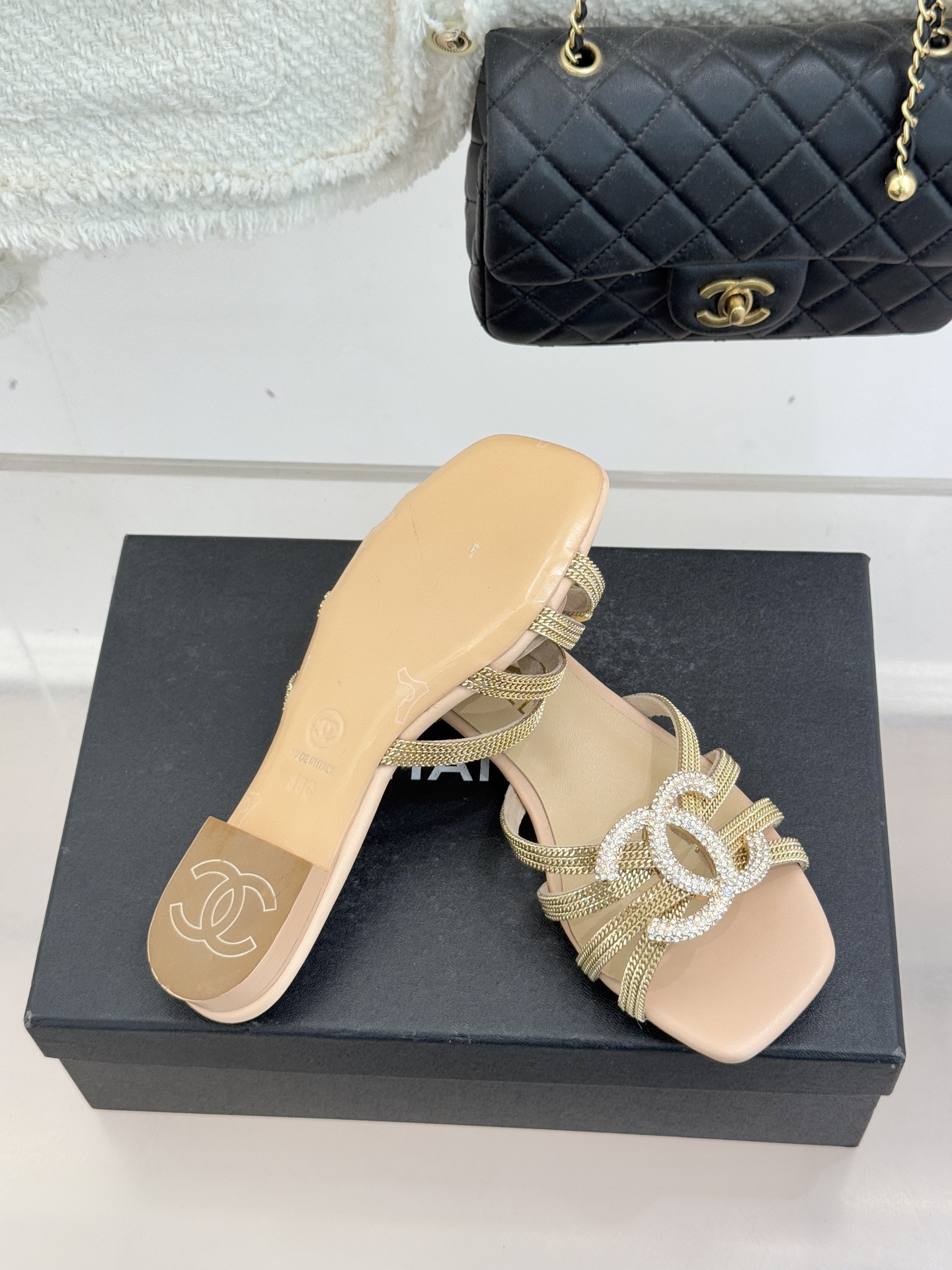 CHANE* ｜小香水钻大双C方头粗跟拖鞋以水钻大双C点亮方头粗跟拖鞋，将法式奢雅与现代慵懒完美融合。利