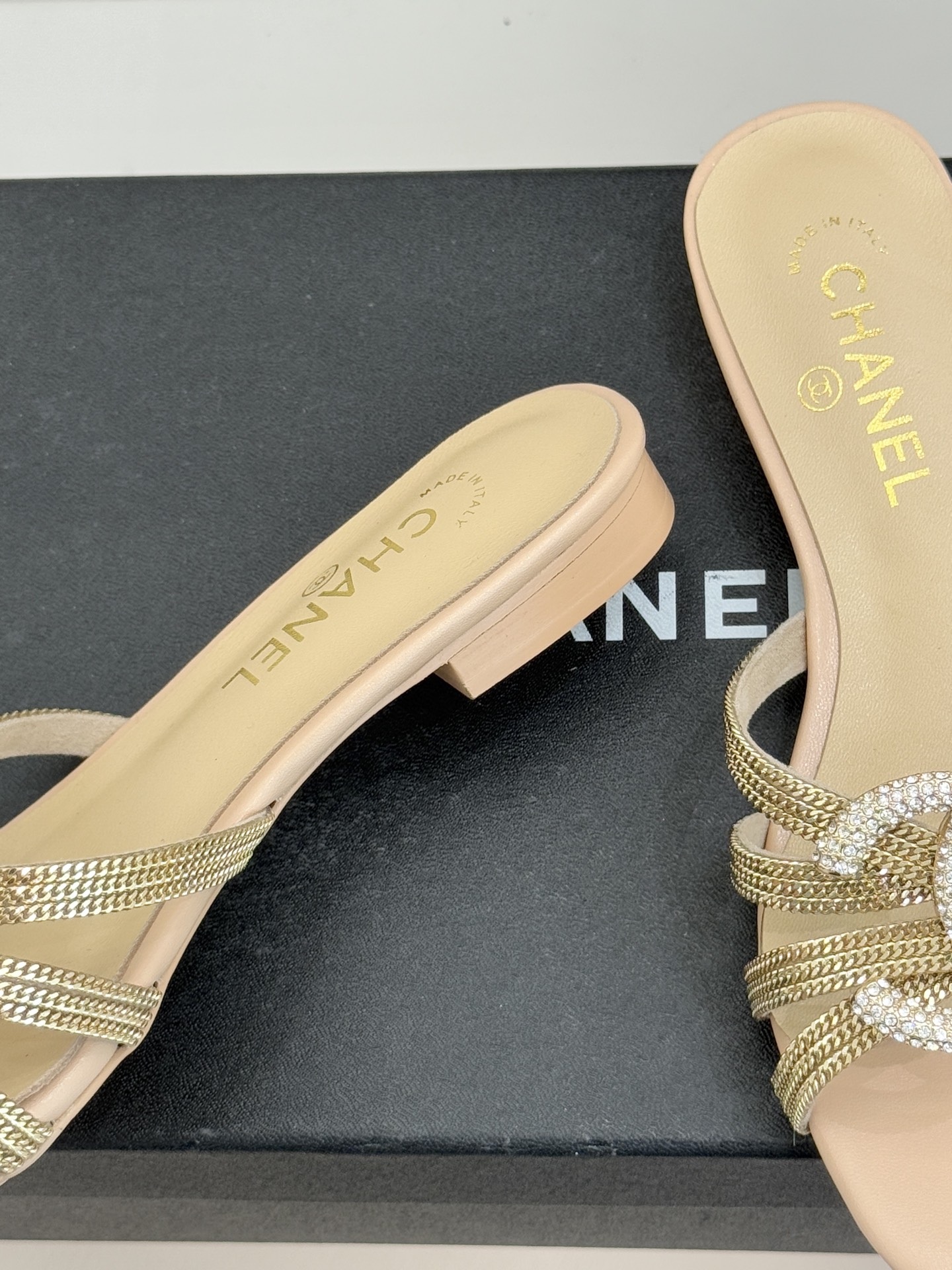 CHANE* ｜小香水钻大双C方头粗跟拖鞋以水钻大双C点亮方头粗跟拖鞋，将法式奢雅与现代慵懒完美融合。利