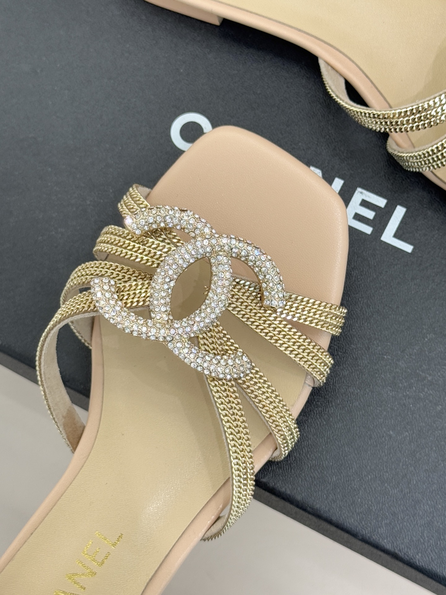 CHANE* ｜小香水钻大双C方头粗跟拖鞋以水钻大双C点亮方头粗跟拖鞋，将法式奢雅与现代慵懒完美融合。利