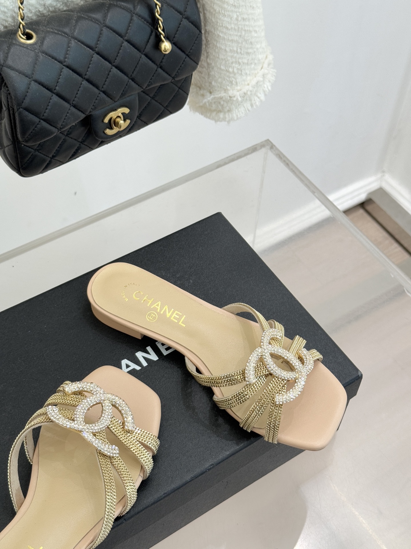 CHANE* ｜小香水钻大双C方头粗跟拖鞋以水钻大双C点亮方头粗跟拖鞋，将法式奢雅与现代慵懒完美融合。利