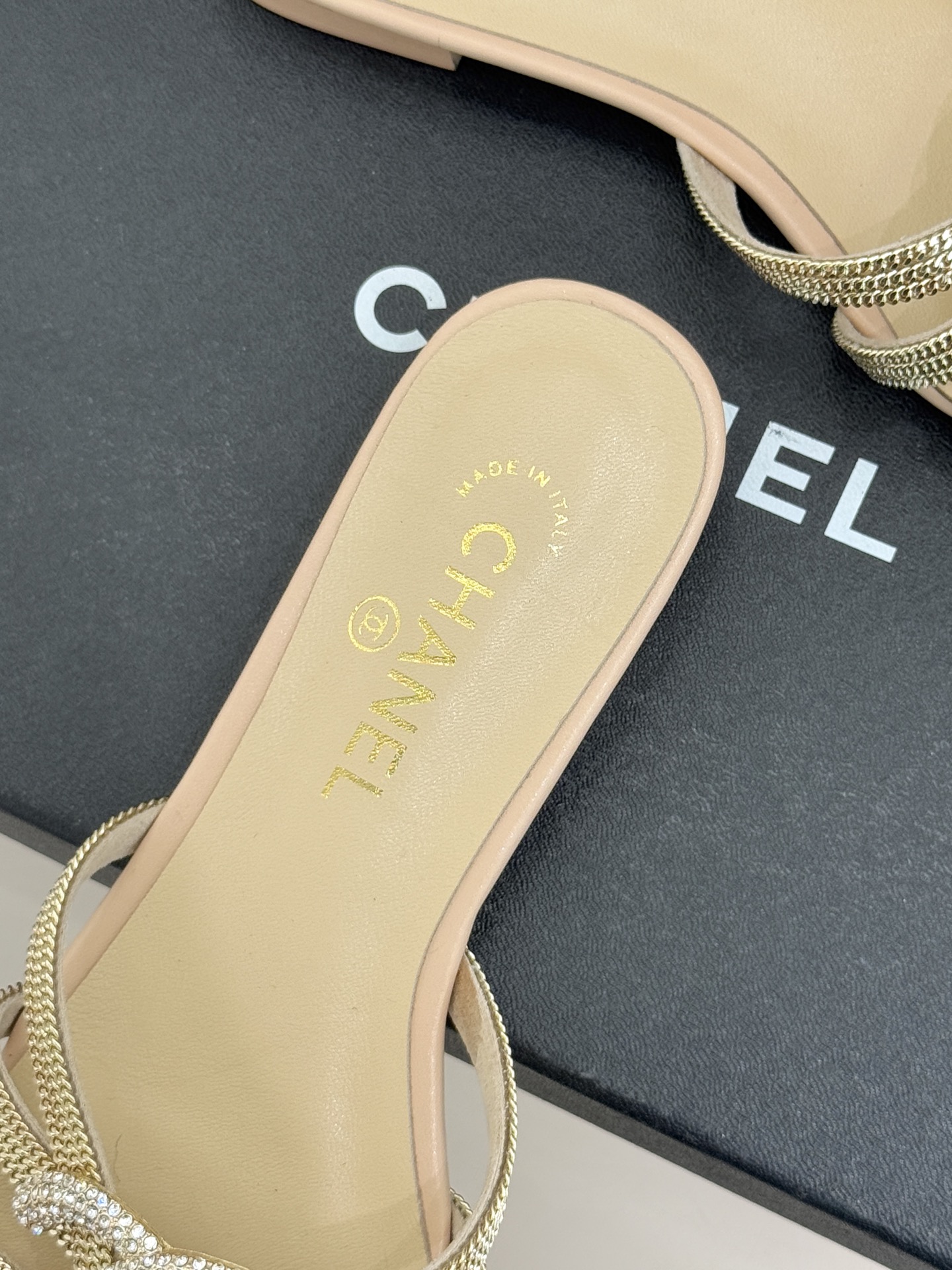 CHANE* ｜小香水钻大双C方头粗跟拖鞋以水钻大双C点亮方头粗跟拖鞋，将法式奢雅与现代慵懒完美融合。利