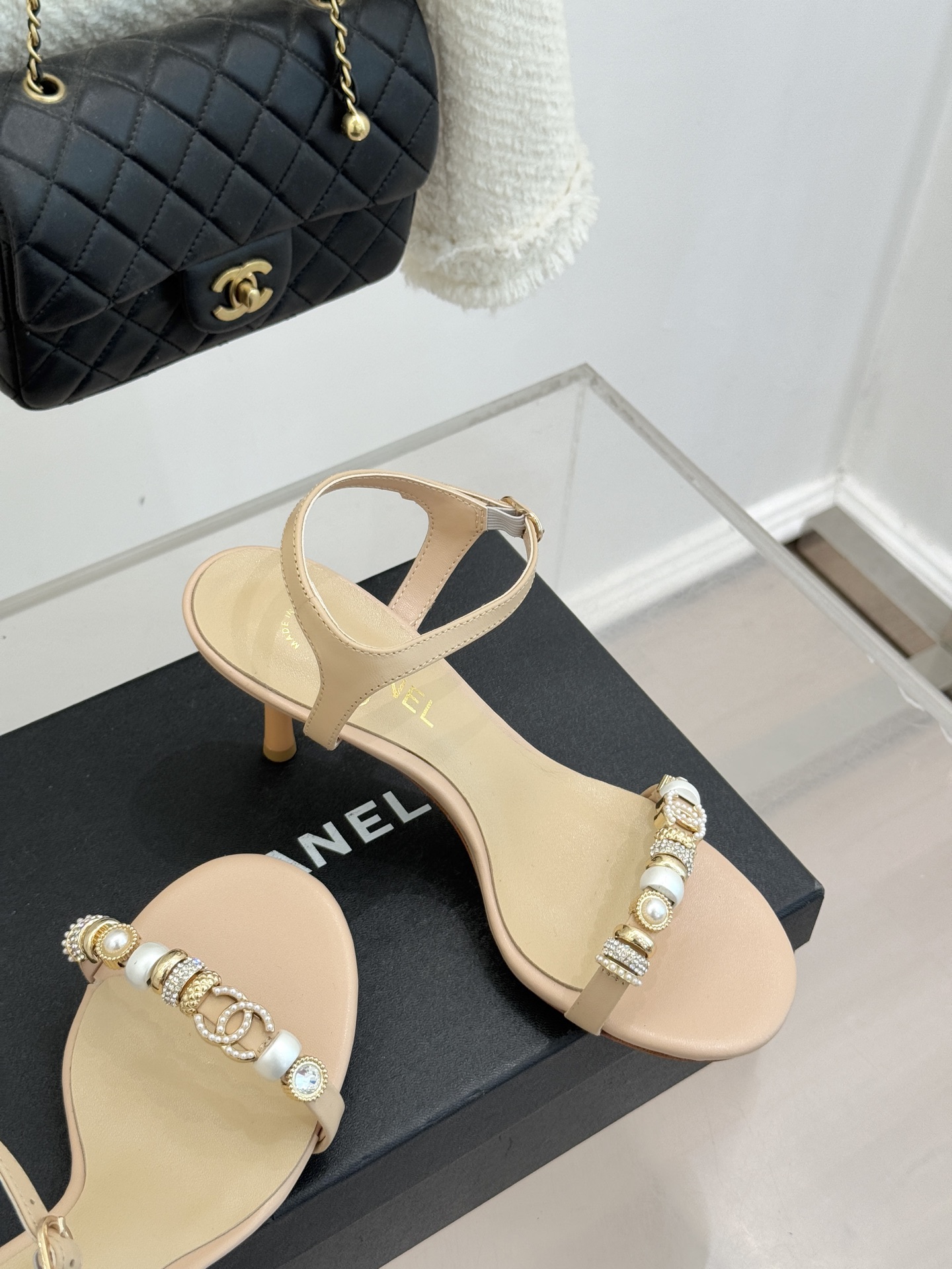 CHANE* ｜小香26P双C珠宝一字带猫跟凉鞋26P系列以“复古静奢”为魂将双C标识淬炼成珠宝级饰件镶
