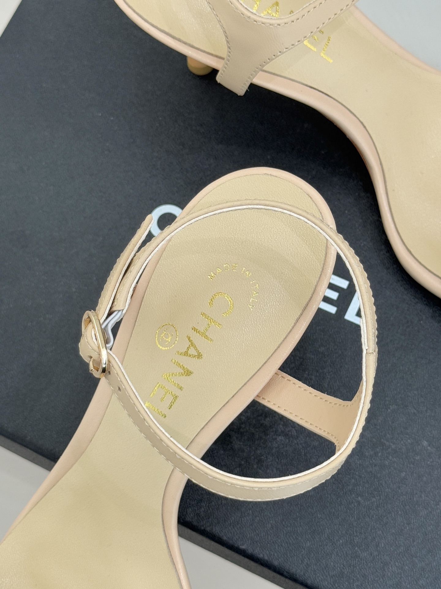 CHANE* ｜小香26P双C珠宝一字带猫跟凉鞋26P系列以“复古静奢”为魂将双C标识淬炼成珠宝级饰件镶