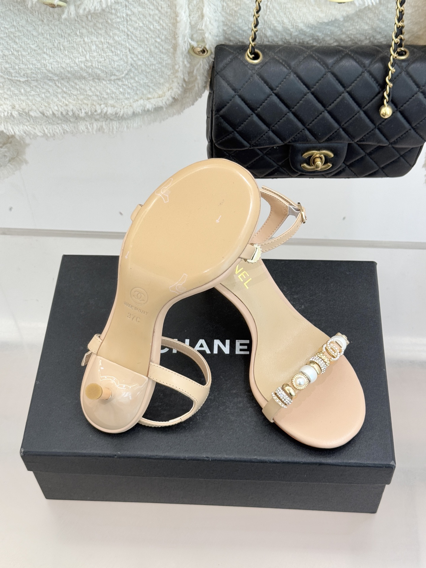 CHANE* ｜小香26P双C珠宝一字带猫跟凉鞋26P系列以“复古静奢”为魂将双C标识淬炼成珠宝级饰件镶