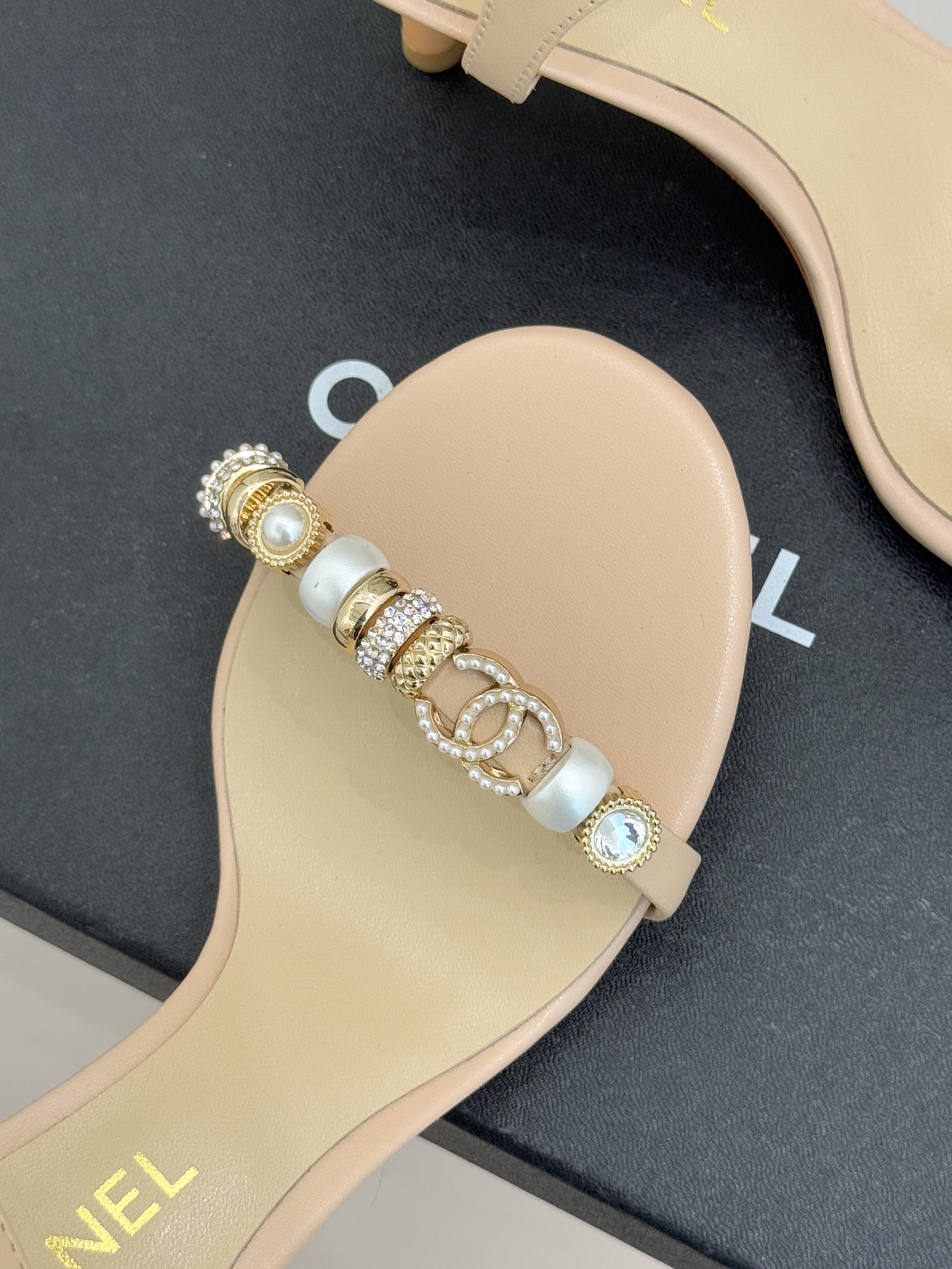 CHANE* ｜小香26P双C珠宝一字带猫跟凉鞋26P系列以“复古静奢”为魂将双C标识淬炼成珠宝级饰件镶