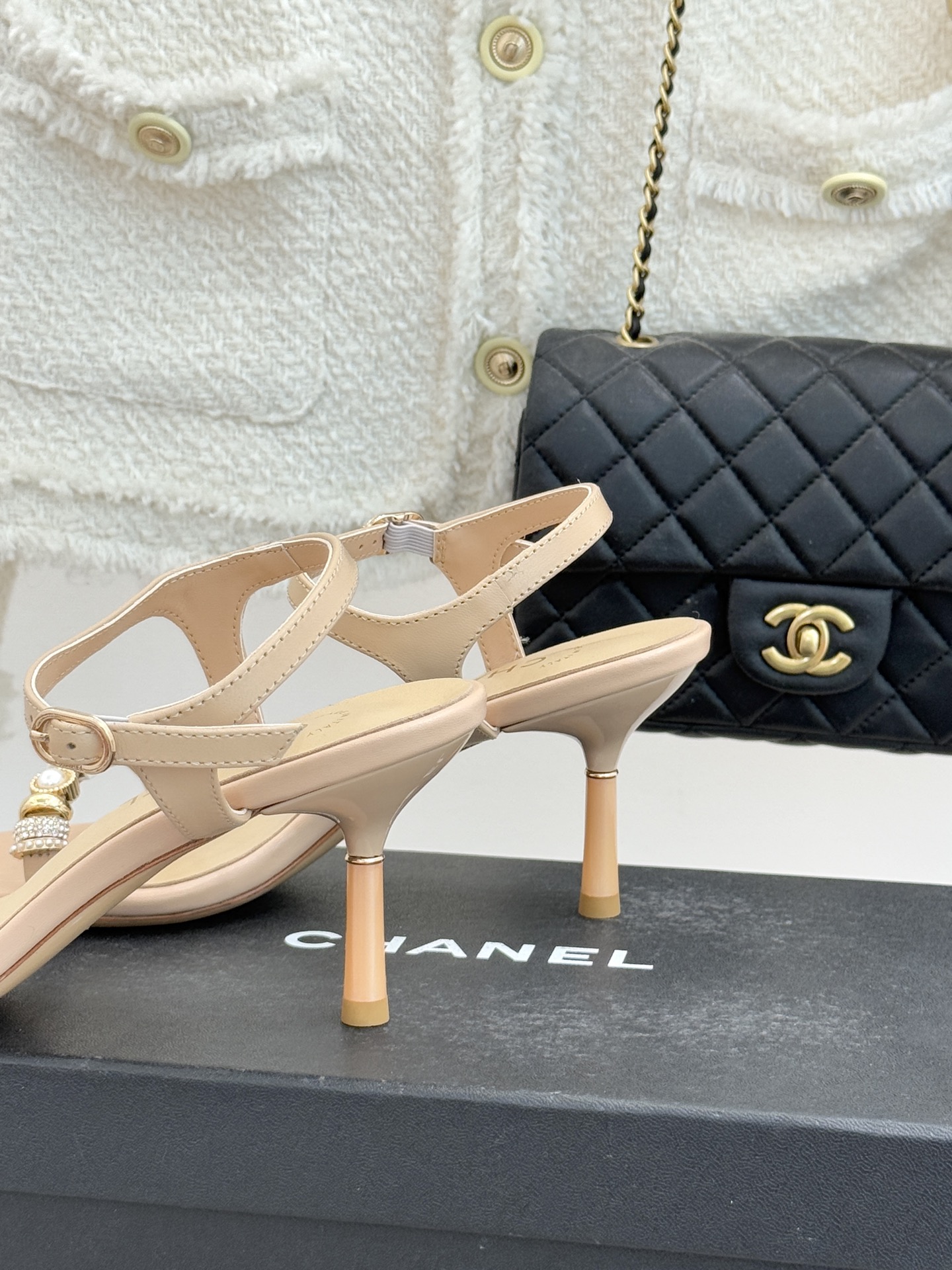 CHANE* ｜小香26P双C珠宝一字带猫跟凉鞋26P系列以“复古静奢”为魂将双C标识淬炼成珠宝级饰件镶