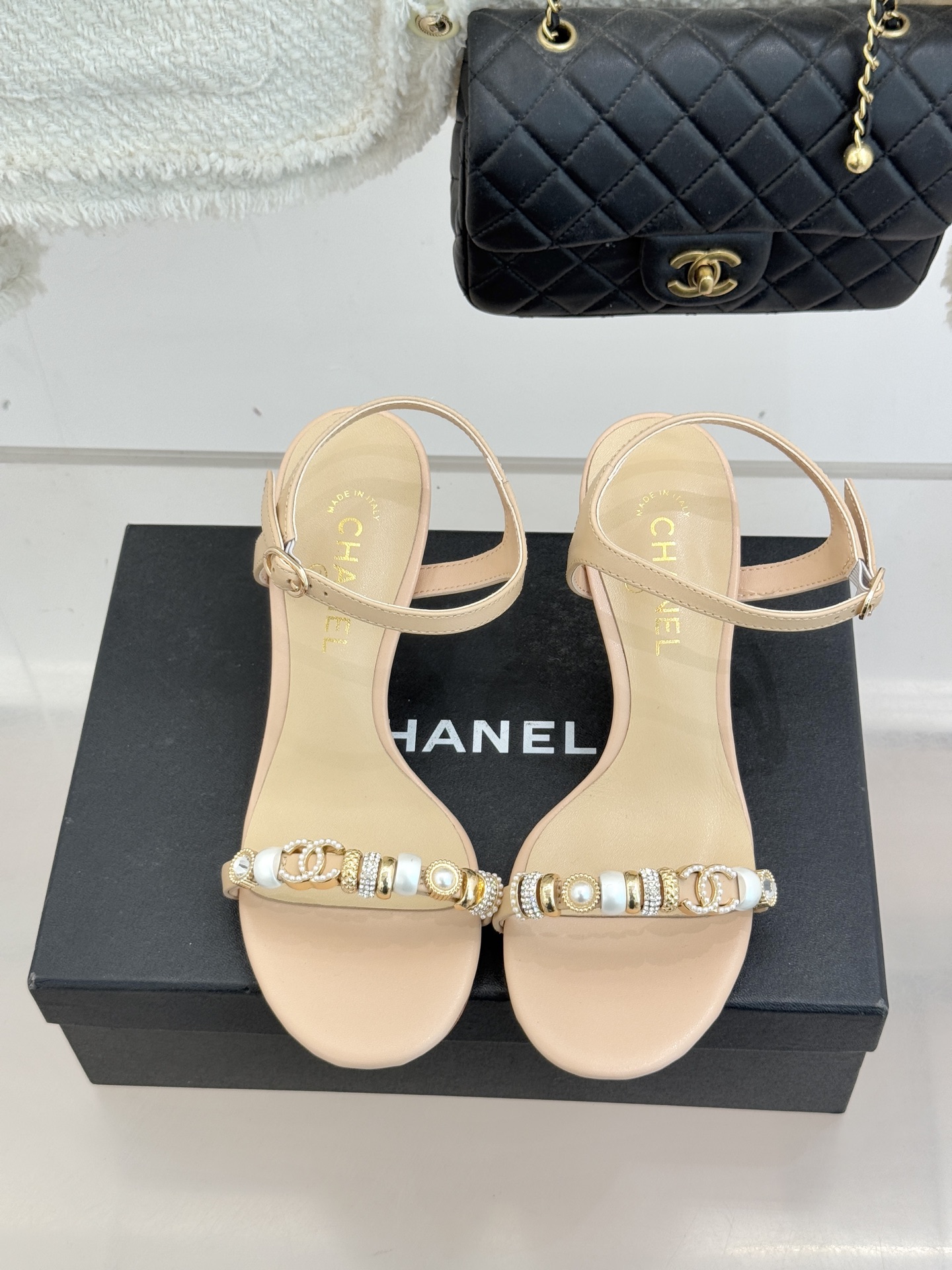 CHANE* ｜小香26P双C珠宝一字带猫跟凉鞋26P系列以“复古静奢”为魂将双C标识淬炼成珠宝级饰件镶