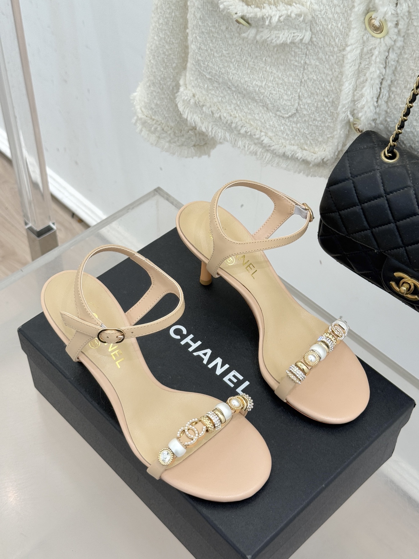 CHANE* ｜小香26P双C珠宝一字带猫跟凉鞋26P系列以“复古静奢”为魂将双C标识淬炼成珠宝级饰件镶