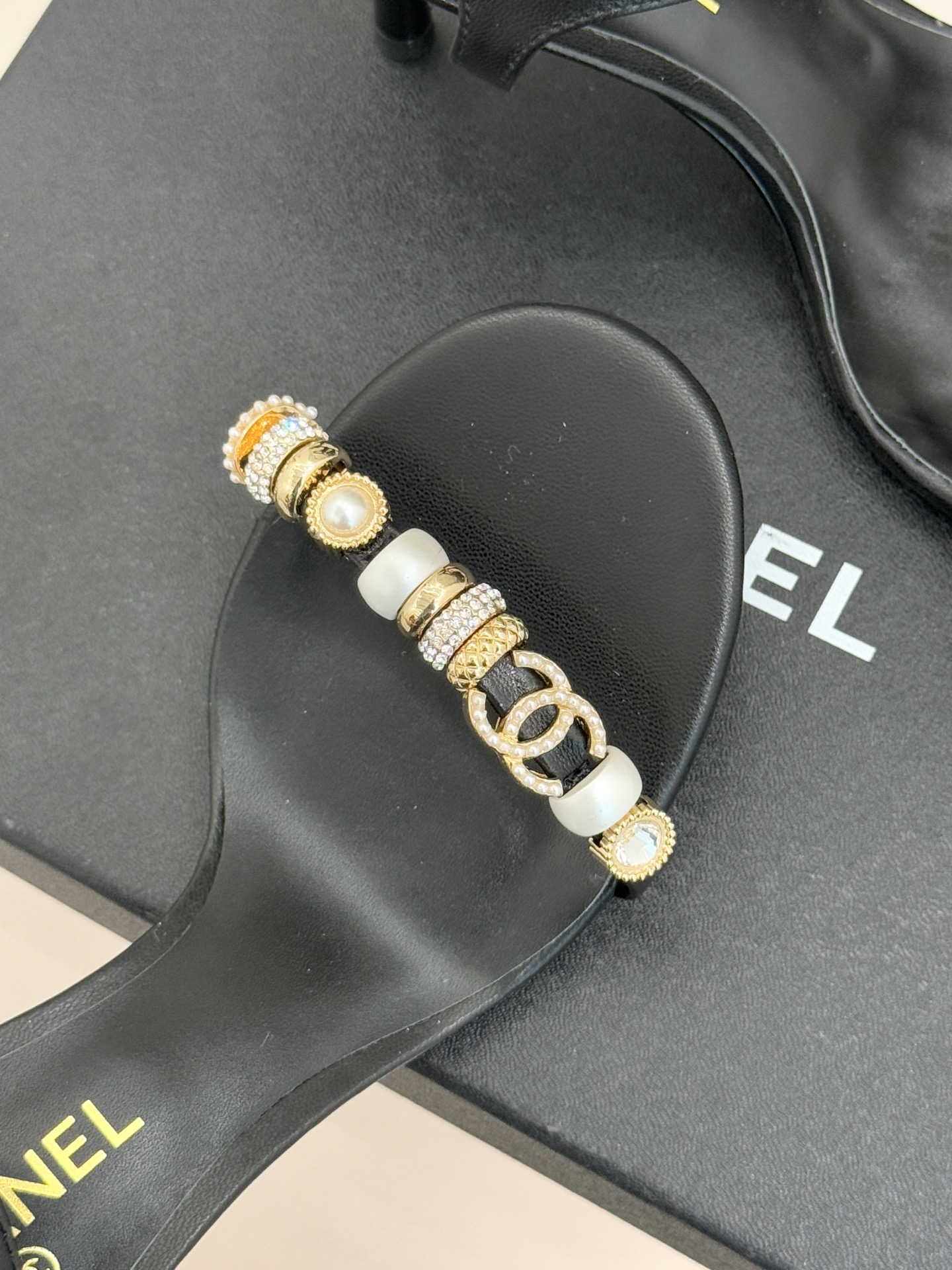 CHANE* ｜小香26P双C珠宝一字带猫跟凉鞋26P系列以“复古静奢”为魂将双C标识淬炼成珠宝级饰件镶