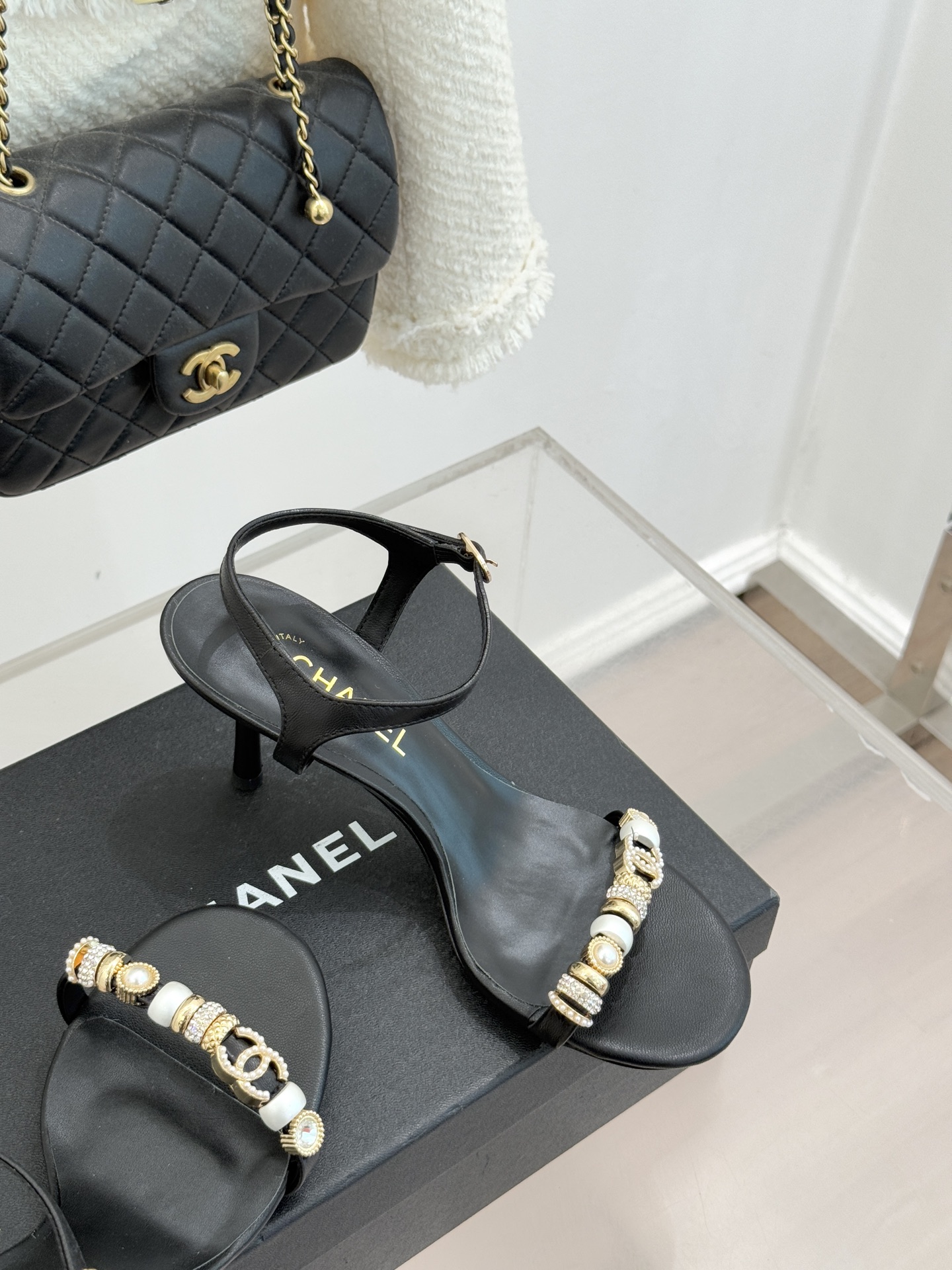 CHANE* ｜小香26P双C珠宝一字带猫跟凉鞋26P系列以“复古静奢”为魂将双C标识淬炼成珠宝级饰件镶