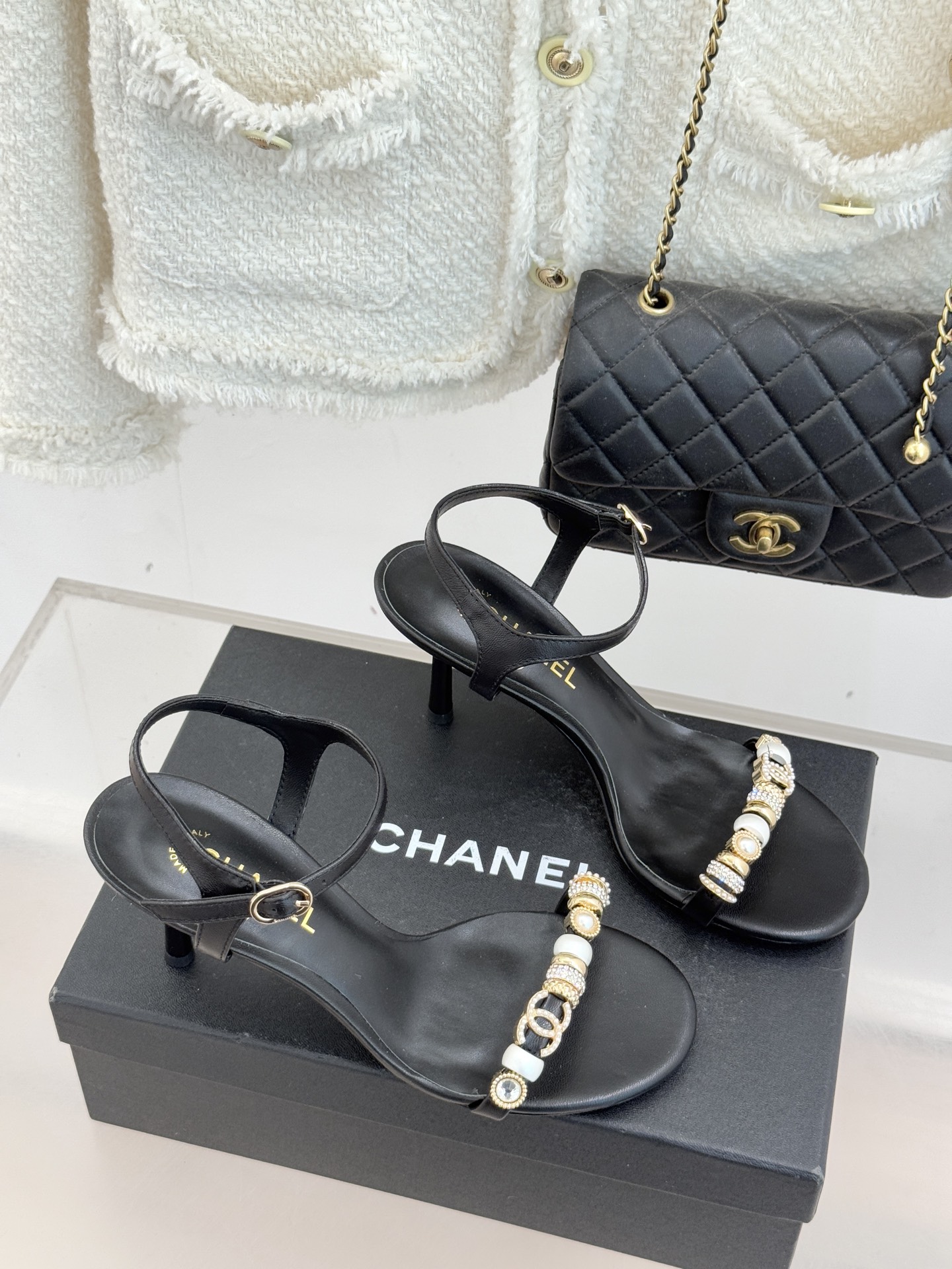 CHANE* ｜小香26P双C珠宝一字带猫跟凉鞋26P系列以“复古静奢”为魂将双C标识淬炼成珠宝级饰件镶