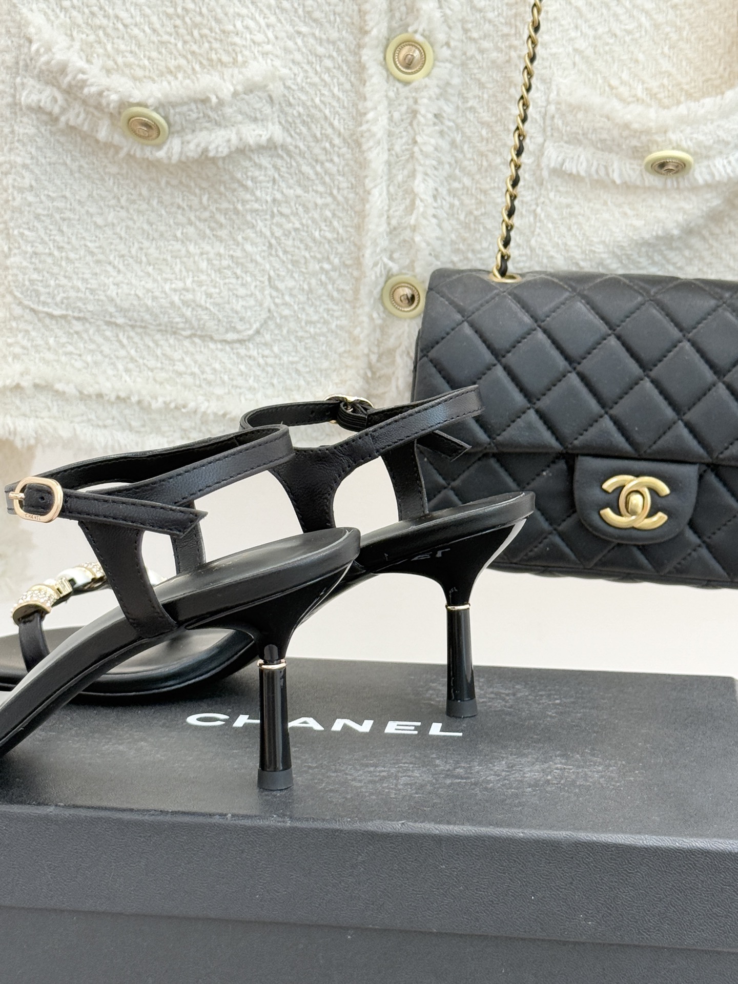 CHANE* ｜小香26P双C珠宝一字带猫跟凉鞋26P系列以“复古静奢”为魂将双C标识淬炼成珠宝级饰件镶