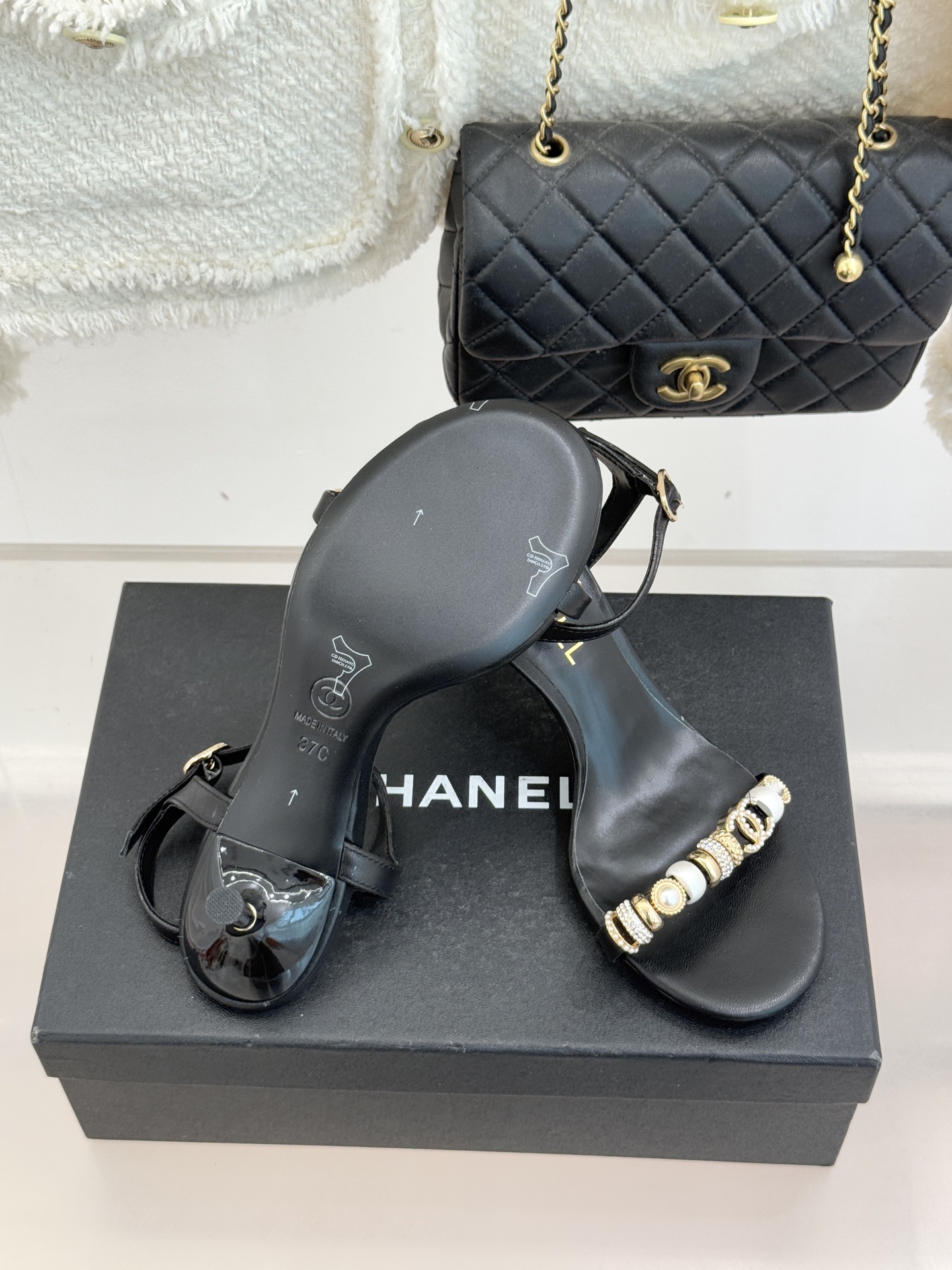 CHANE* ｜小香26P双C珠宝一字带猫跟凉鞋26P系列以“复古静奢”为魂将双C标识淬炼成珠宝级饰件镶