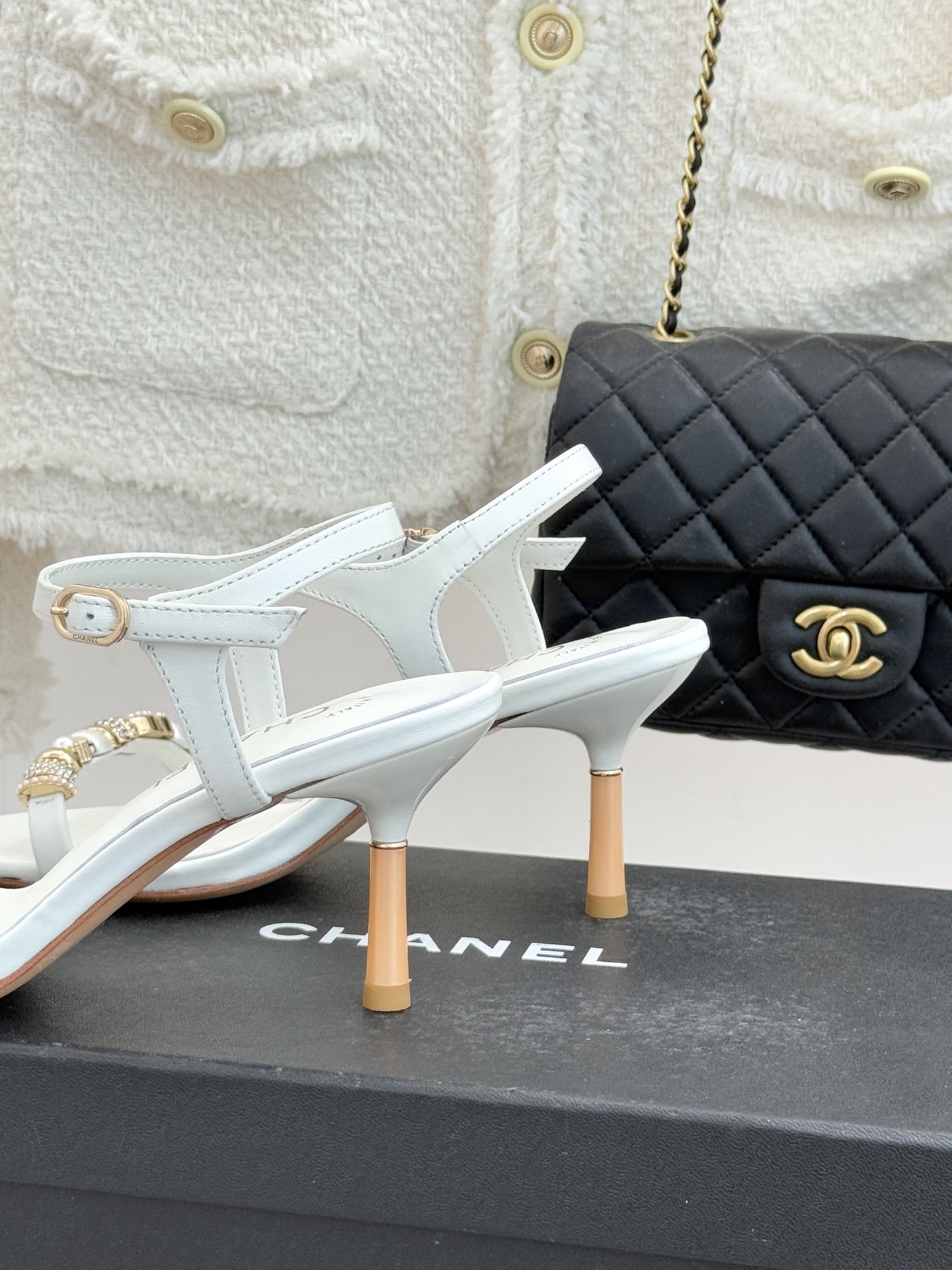 CHANE* ｜小香26P双C珠宝一字带猫跟凉鞋26P系列以“复古静奢”为魂将双C标识淬炼成珠宝级饰件镶