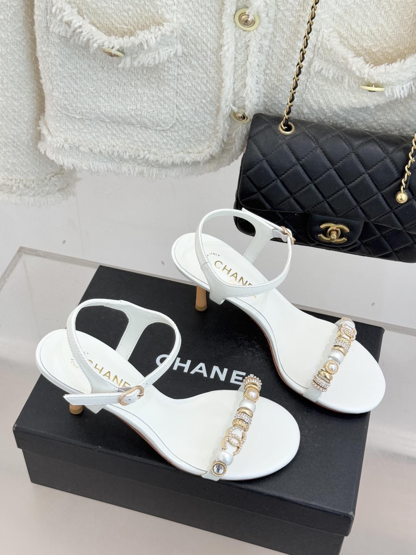 CHANE* ｜小香26P双C珠宝一字带猫跟凉鞋26P系列以“复古静奢”为魂将双C标识淬炼成珠宝级饰件镶