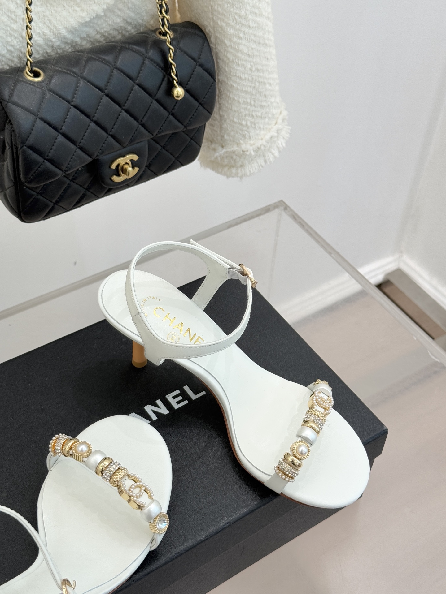 CHANE* ｜小香26P双C珠宝一字带猫跟凉鞋26P系列以“复古静奢”为魂将双C标识淬炼成珠宝级饰件镶