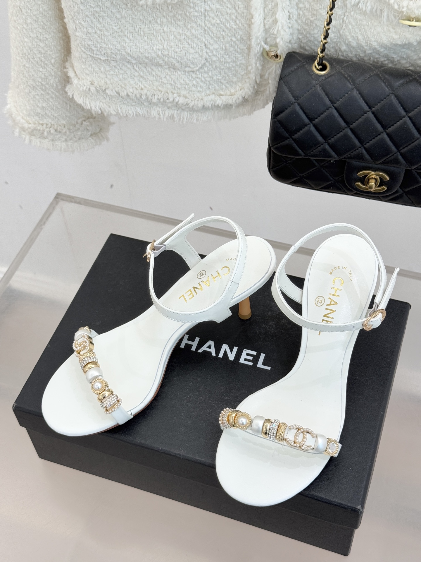 CHANE* ｜小香26P双C珠宝一字带猫跟凉鞋26P系列以“复古静奢”为魂将双C标识淬炼成珠宝级饰件镶