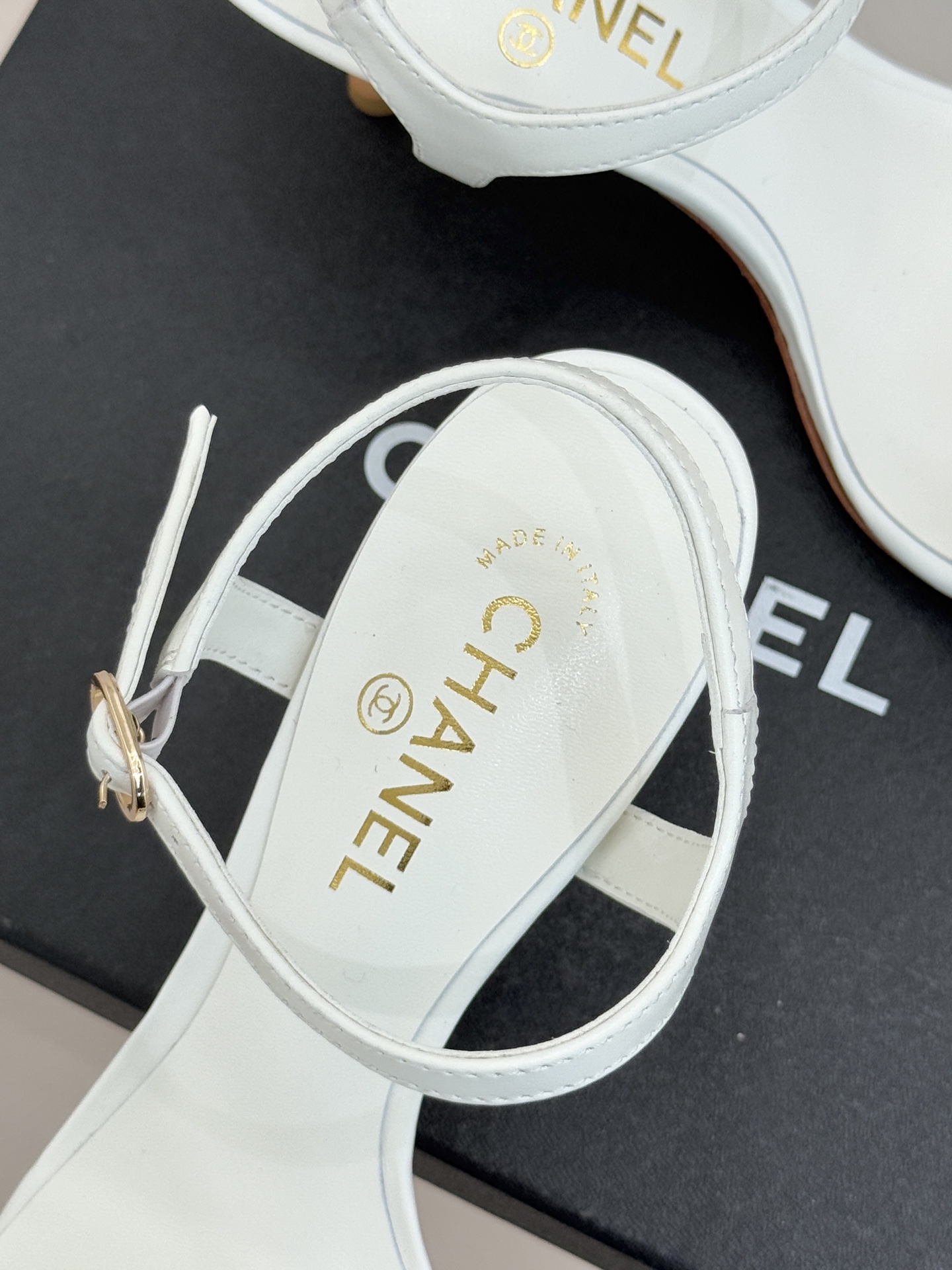 CHANE* ｜小香26P双C珠宝一字带猫跟凉鞋26P系列以“复古静奢”为魂将双C标识淬炼成珠宝级饰件镶