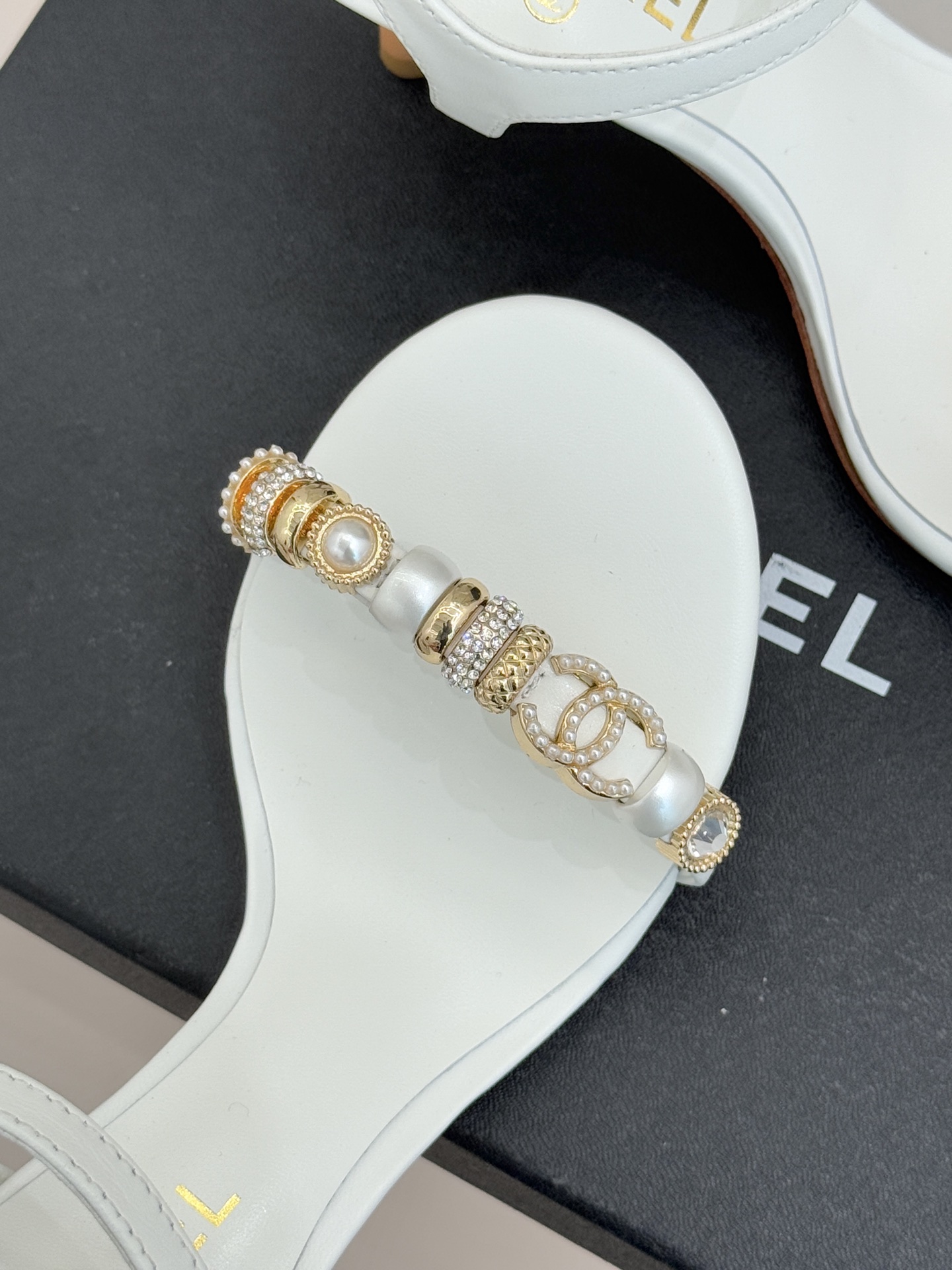 CHANE* ｜小香26P双C珠宝一字带猫跟凉鞋26P系列以“复古静奢”为魂将双C标识淬炼成珠宝级饰件镶