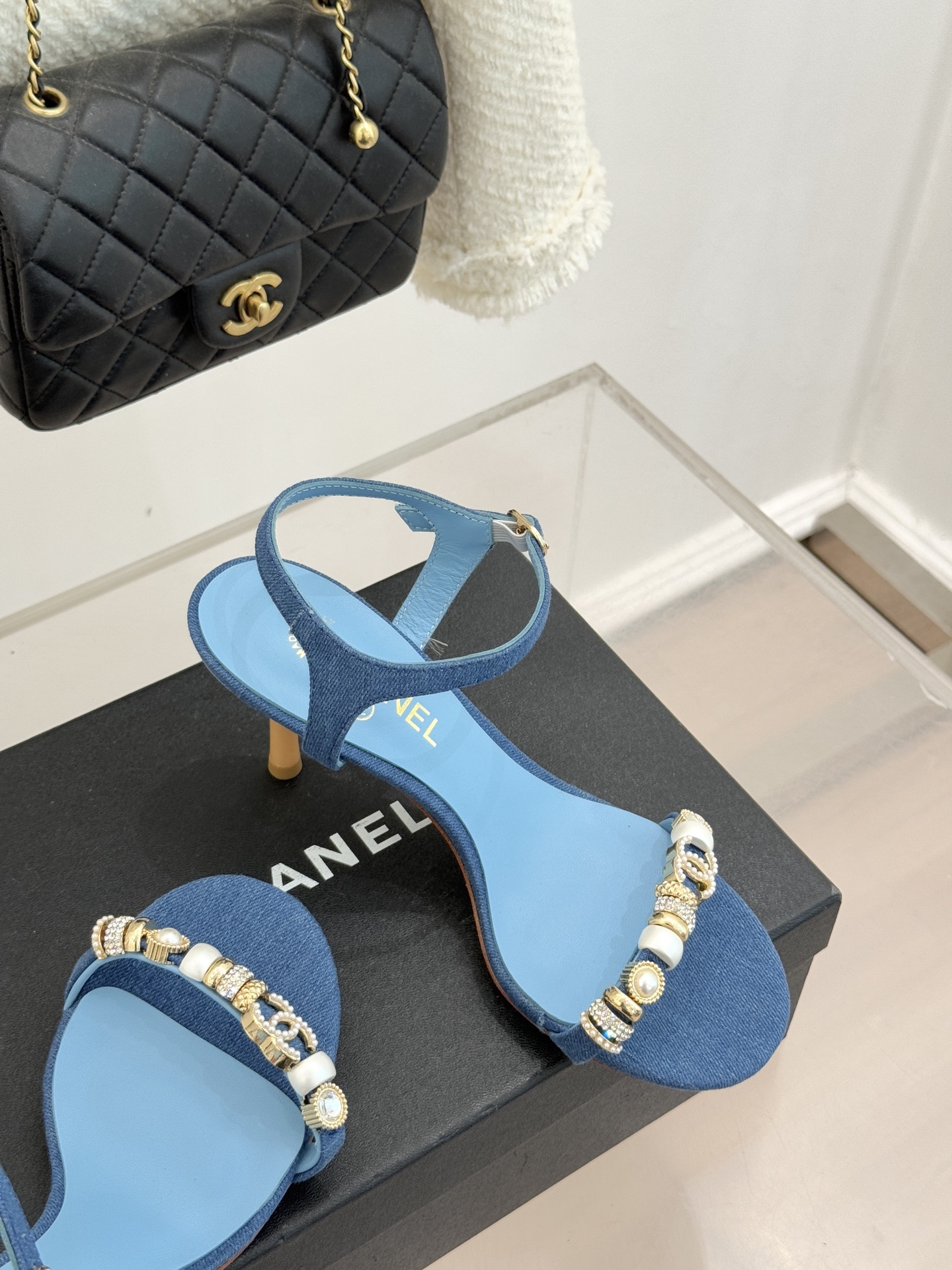 CHANE* ｜小香26P双C珠宝一字带猫跟凉鞋26P系列以“复古静奢”为魂将双C标识淬炼成珠宝级饰件镶