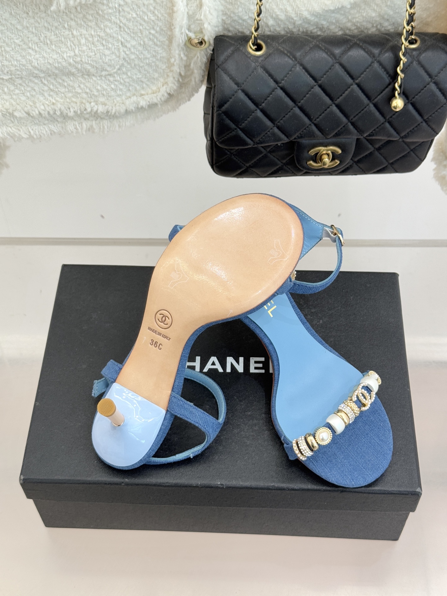 CHANE* ｜小香26P双C珠宝一字带猫跟凉鞋26P系列以“复古静奢”为魂将双C标识淬炼成珠宝级饰件镶