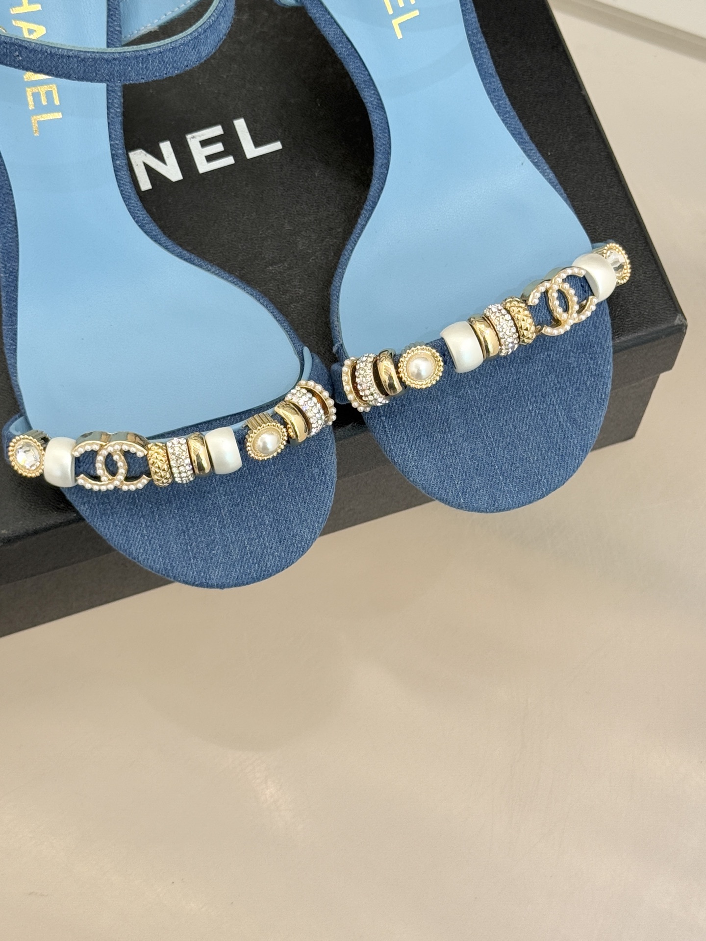 CHANE* ｜小香26P双C珠宝一字带猫跟凉鞋26P系列以“复古静奢”为魂将双C标识淬炼成珠宝级饰件镶