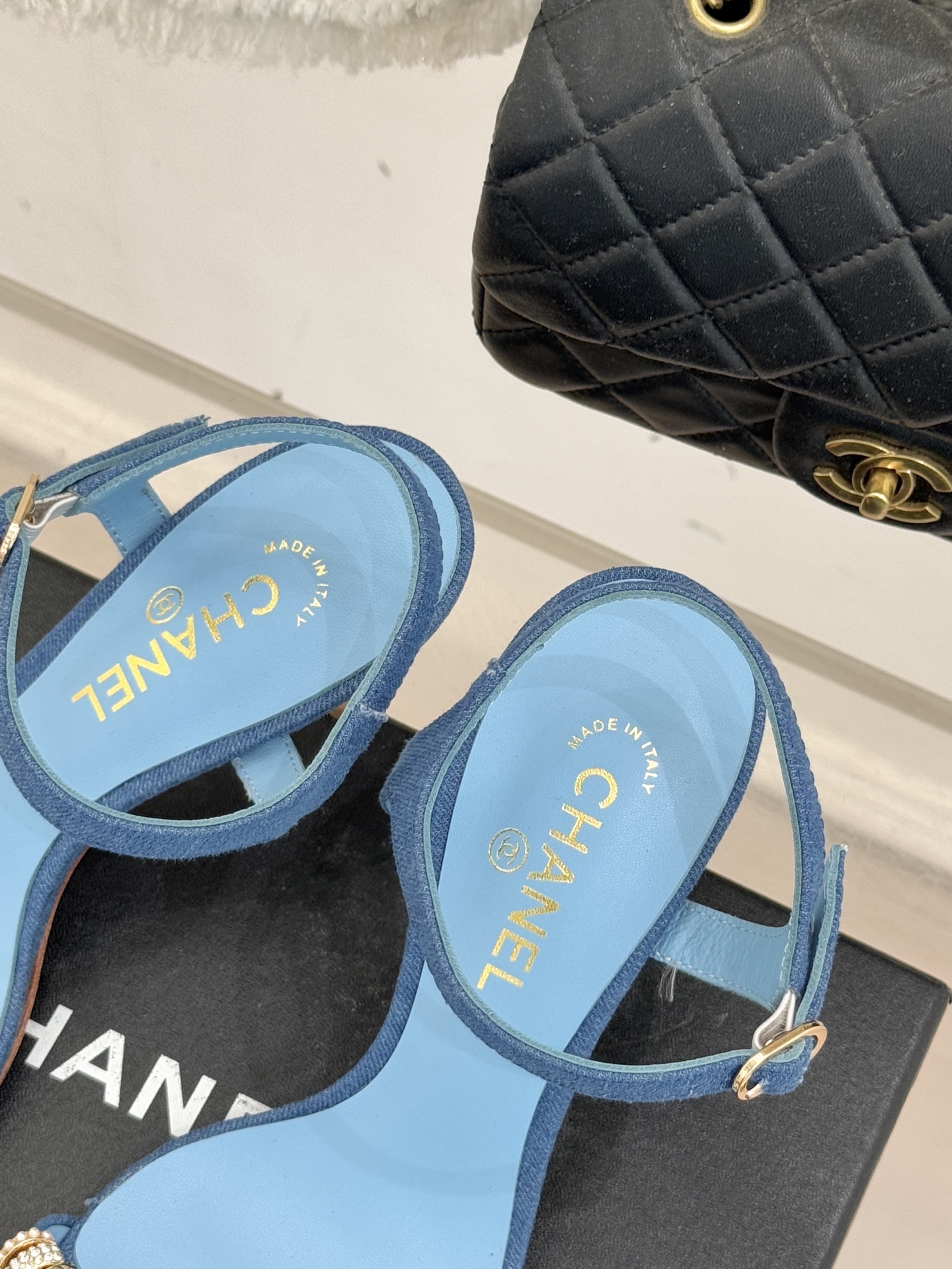 CHANE* ｜小香26P双C珠宝一字带猫跟凉鞋26P系列以“复古静奢”为魂将双C标识淬炼成珠宝级饰件镶