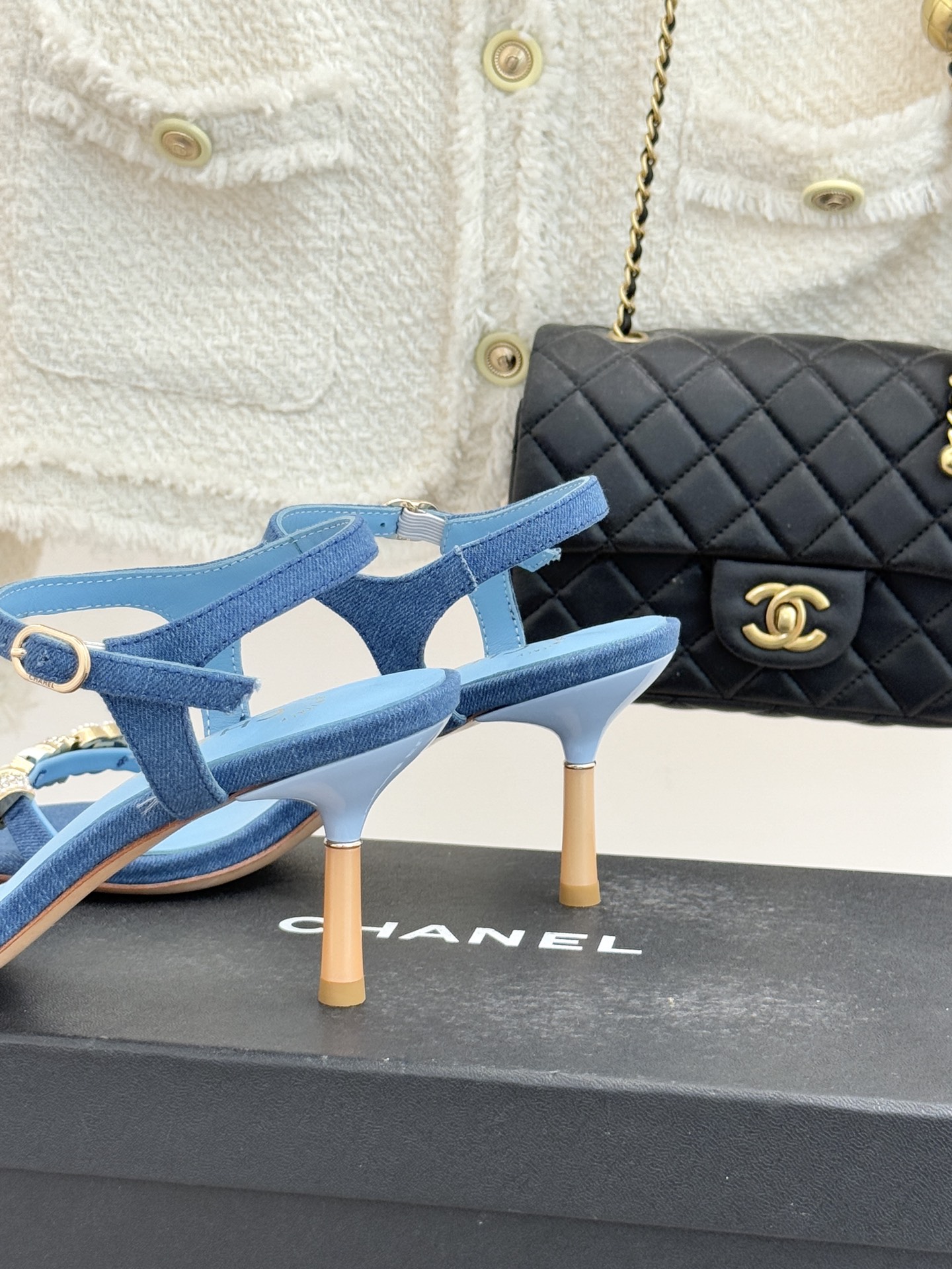 CHANE* ｜小香26P双C珠宝一字带猫跟凉鞋26P系列以“复古静奢”为魂将双C标识淬炼成珠宝级饰件镶