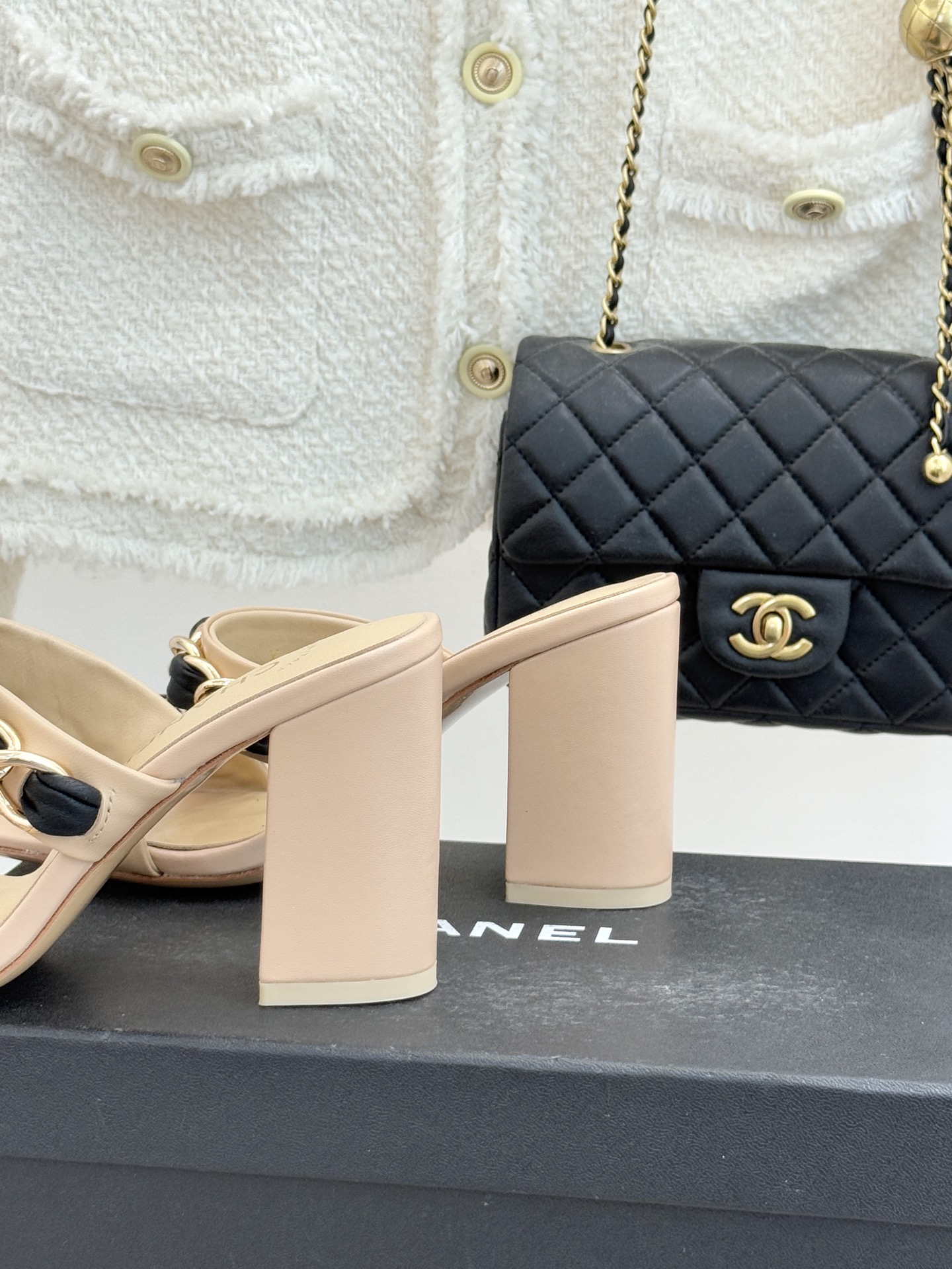 CHANE*｜小香经典大链条一字带拖鞋将经典金属链与极简一字带完美融合重塑夏日奢雅格调 亮泽金属链条利落