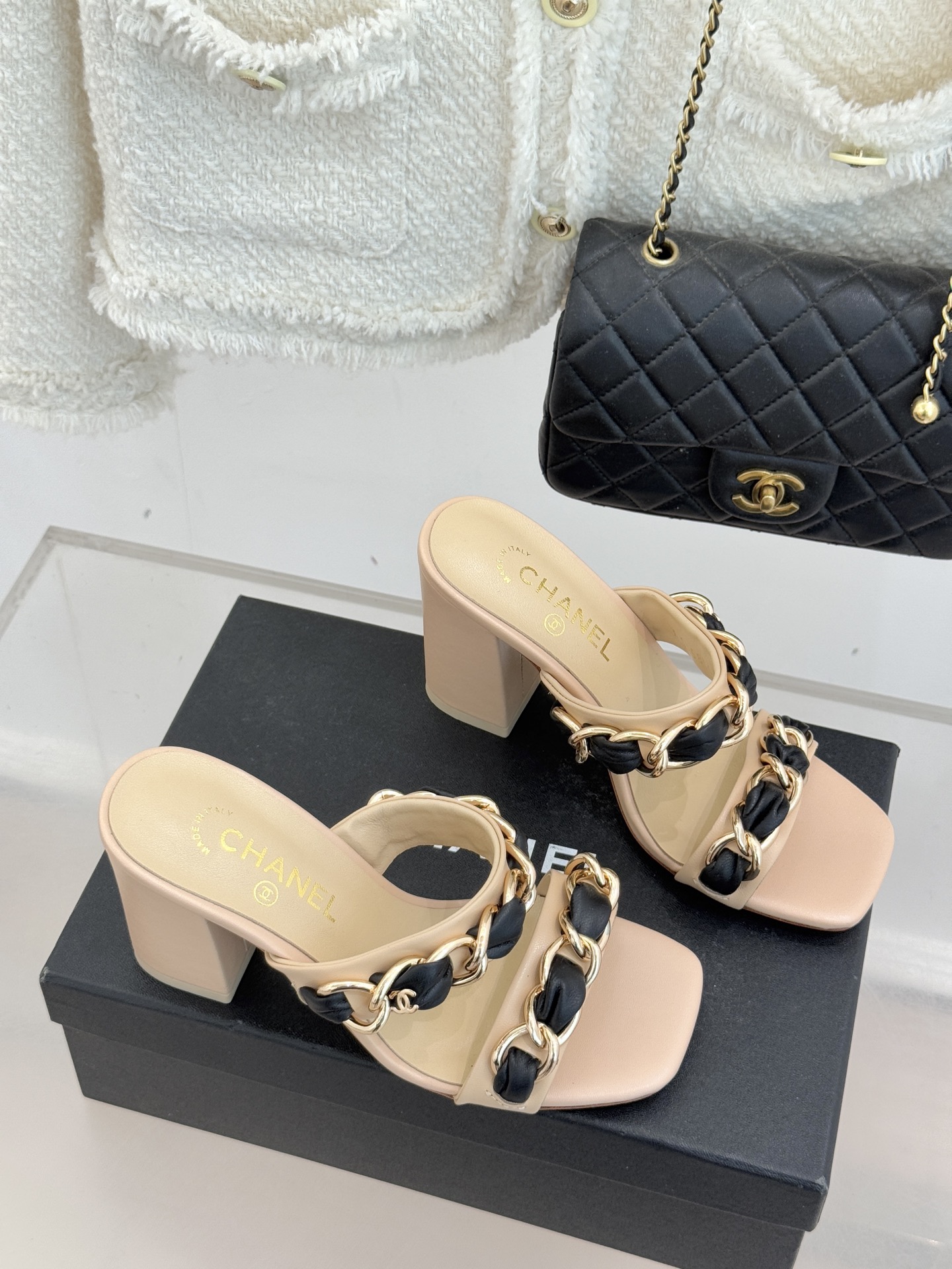 CHANE*｜小香经典大链条一字带拖鞋将经典金属链与极简一字带完美融合重塑夏日奢雅格调 亮泽金属链条利落