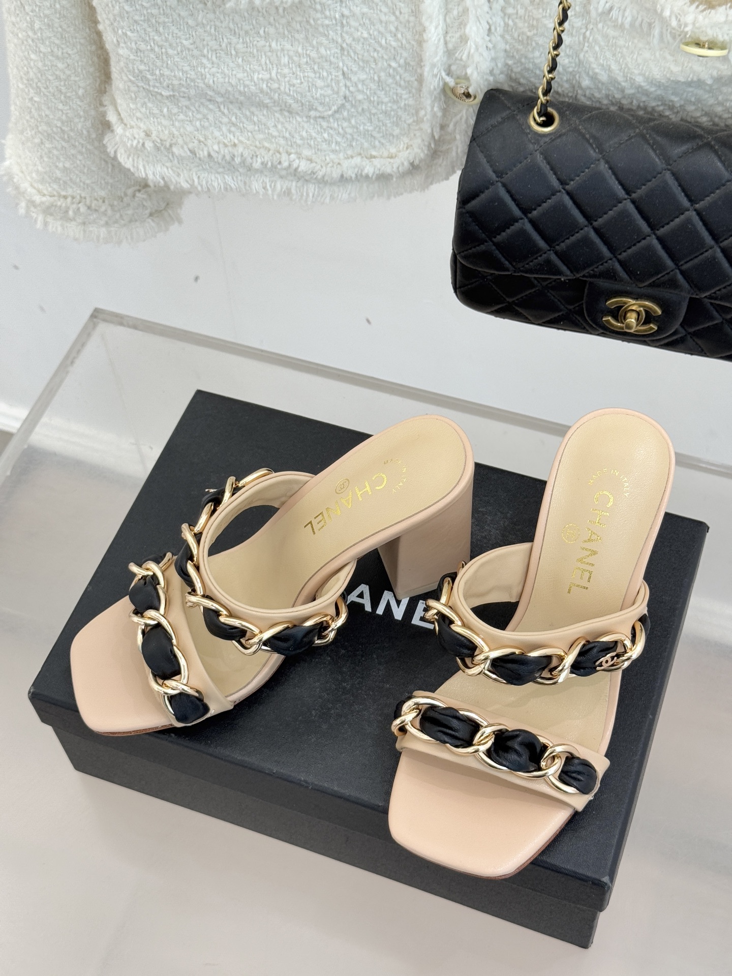 CHANE*｜小香经典大链条一字带拖鞋将经典金属链与极简一字带完美融合重塑夏日奢雅格调 亮泽金属链条利落