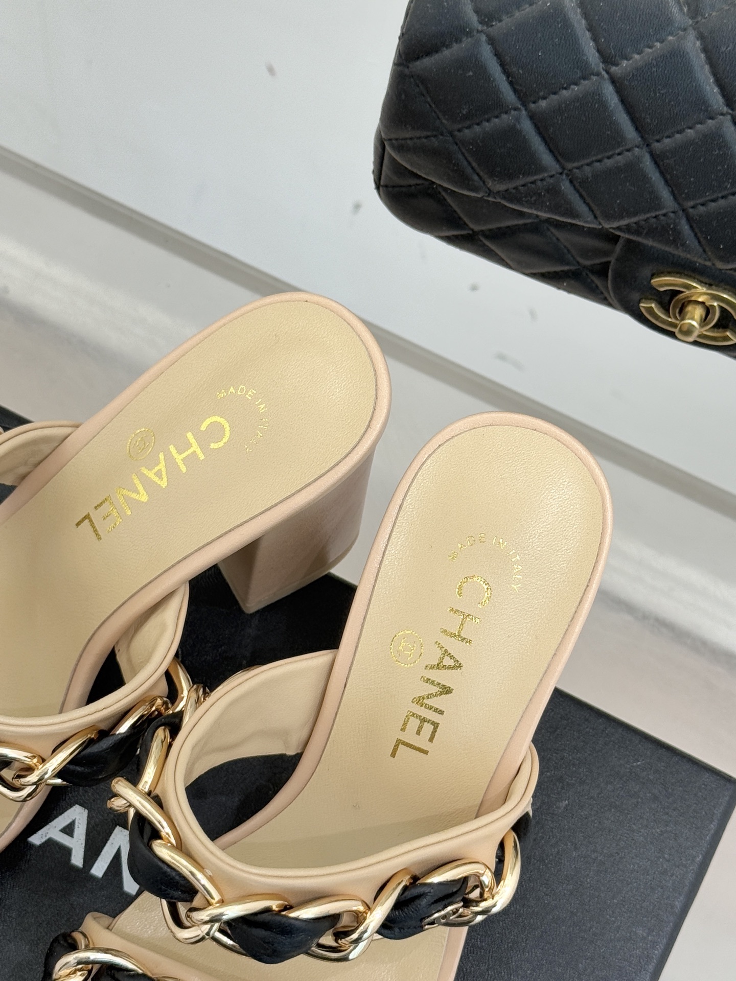 CHANE*｜小香经典大链条一字带拖鞋将经典金属链与极简一字带完美融合重塑夏日奢雅格调 亮泽金属链条利落