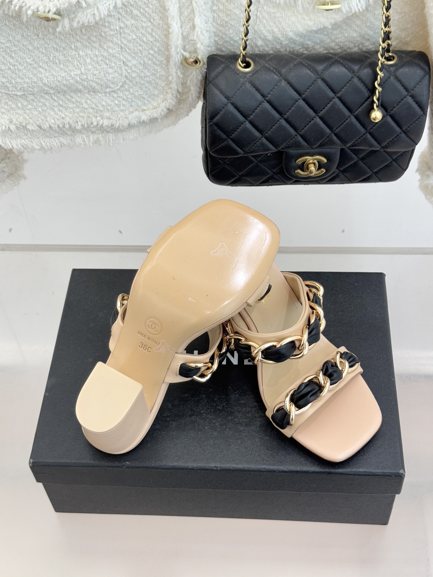 CHANE*｜小香经典大链条一字带拖鞋将经典金属链与极简一字带完美融合重塑夏日奢雅格调 亮泽金属链条利落