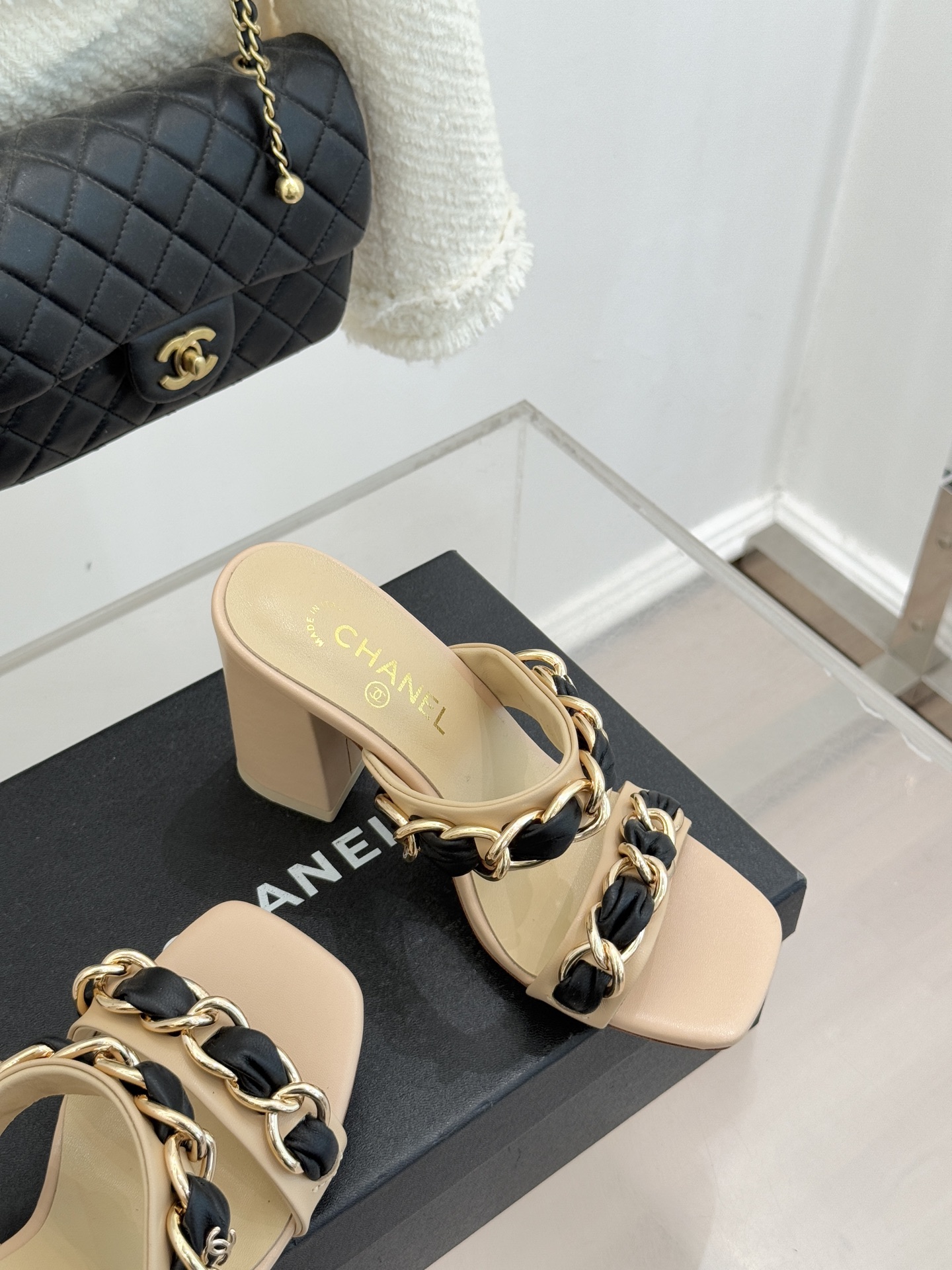 CHANE*｜小香经典大链条一字带拖鞋将经典金属链与极简一字带完美融合重塑夏日奢雅格调 亮泽金属链条利落