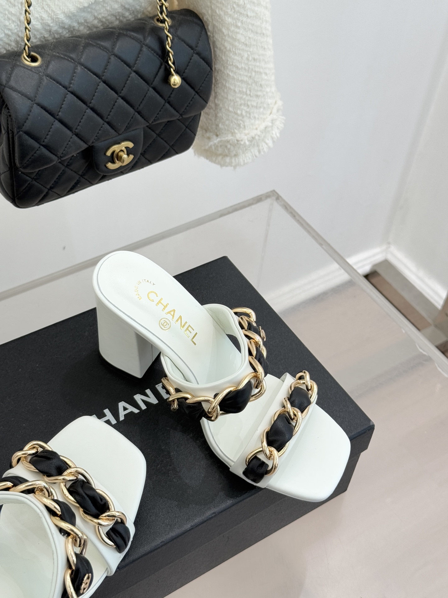 CHANE*｜小香经典大链条一字带拖鞋将经典金属链与极简一字带完美融合重塑夏日奢雅格调 亮泽金属链条利落