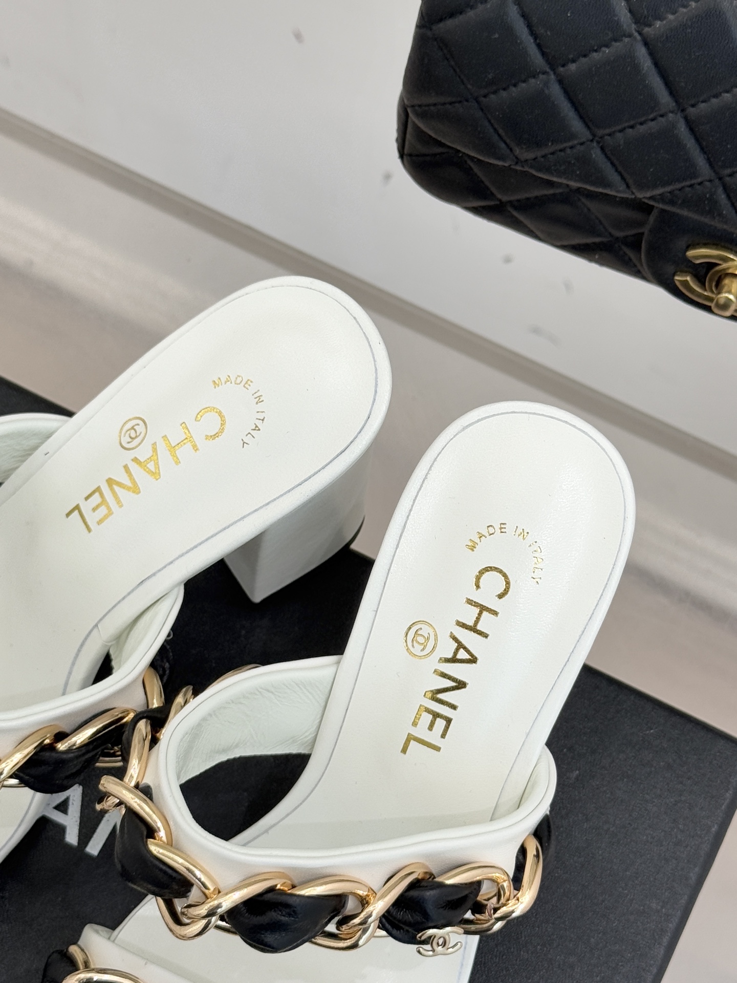 CHANE*｜小香经典大链条一字带拖鞋将经典金属链与极简一字带完美融合重塑夏日奢雅格调 亮泽金属链条利落