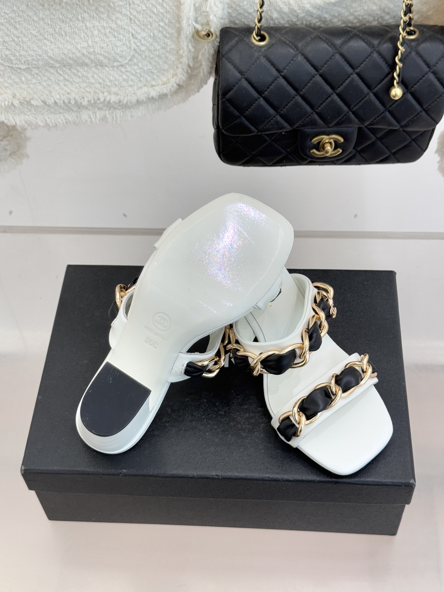 CHANE*｜小香经典大链条一字带拖鞋将经典金属链与极简一字带完美融合重塑夏日奢雅格调 亮泽金属链条利落