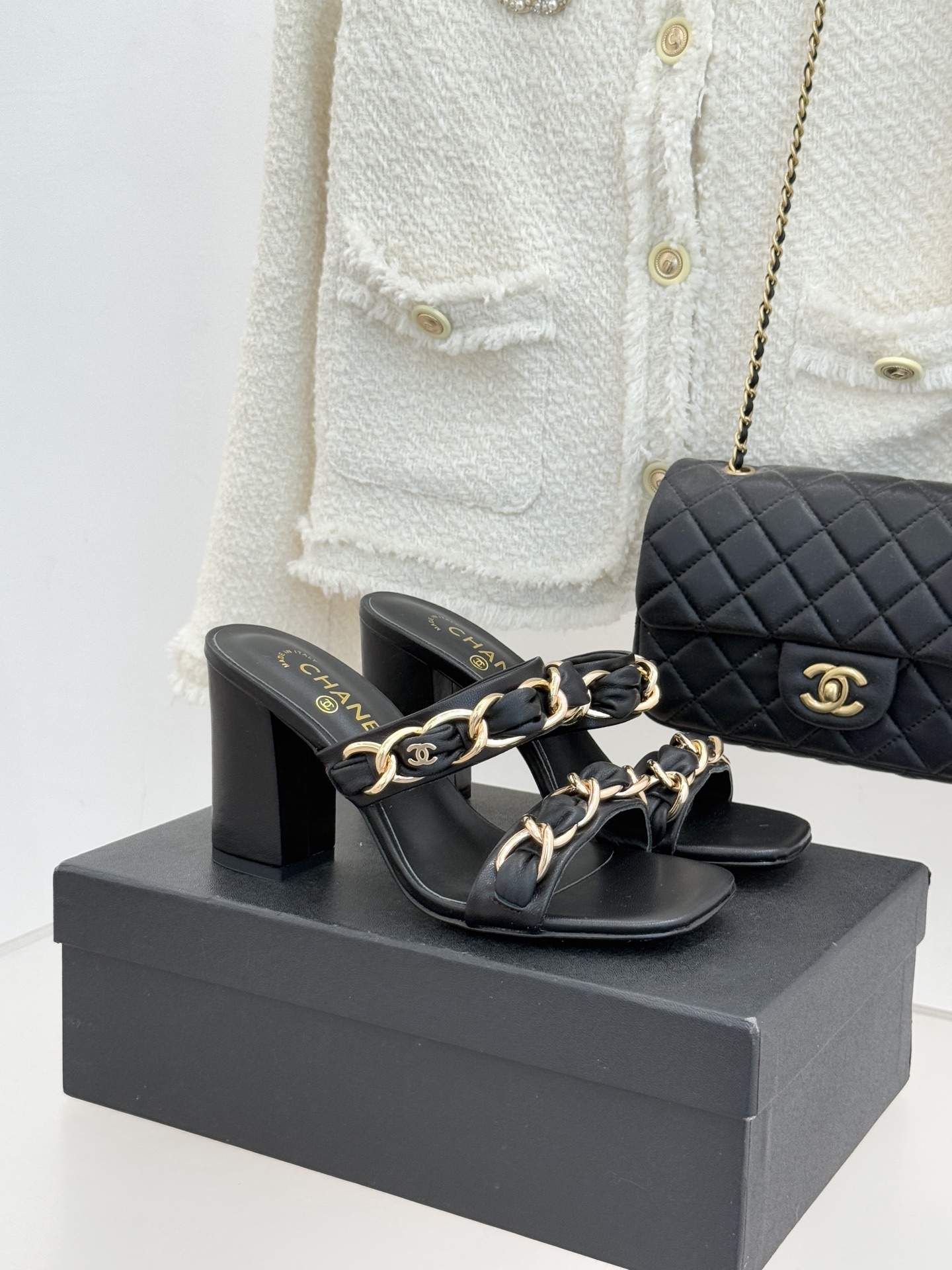 NO:723911,Chanel's new chain block heel slippers!  The fabric is made of original customized material. The inner lining is made of sheepskin. The genuine leather outsole imported from Italy is size 35-39 (customized 40/41), slippers, chanel, slippers, sheepskin, Leather soles.19860909Chanel 新款链条粗跟拖鞋！ 面料采用原版定制材质 内里踮脚均为羊皮 意大利进口真皮大底 size35-39（40/41定制）,拖鞋,chanel,slippers,sheepskin,Leather soles,Women's Shoes