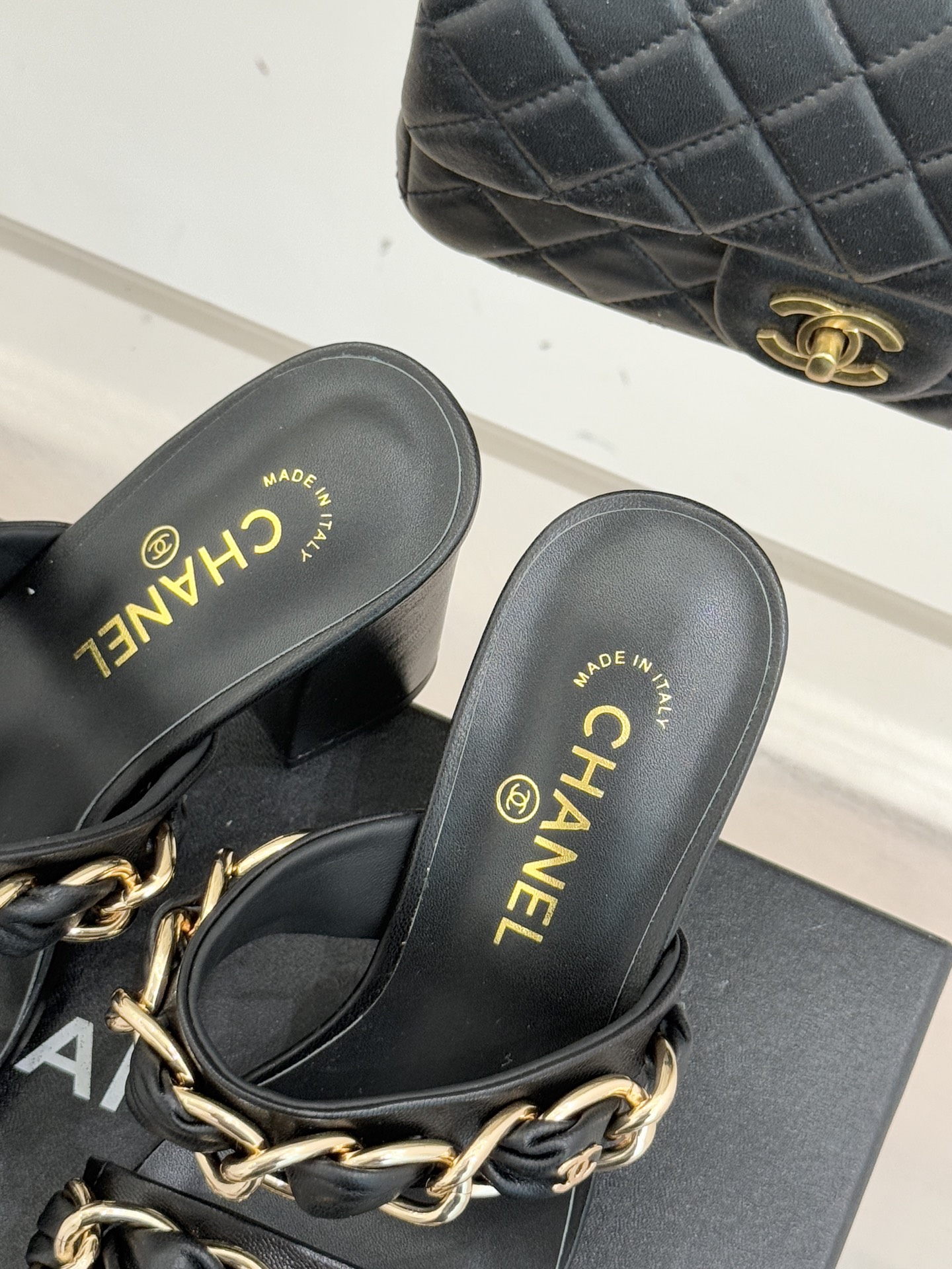 CHANE*｜小香经典大链条一字带拖鞋将经典金属链与极简一字带完美融合重塑夏日奢雅格调 亮泽金属链条利落