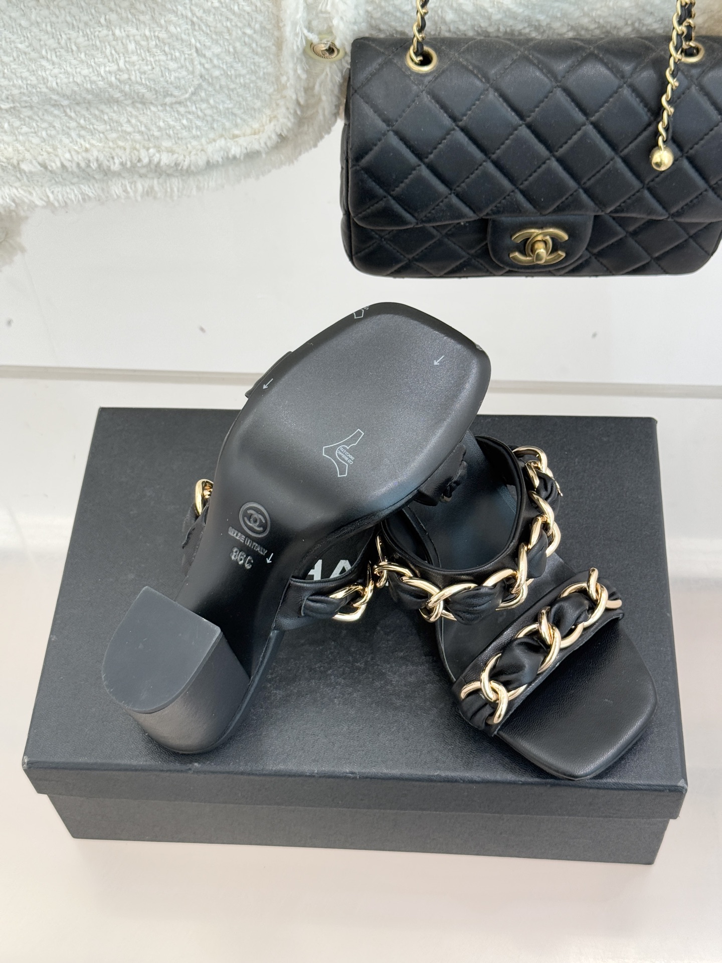 CHANE*｜小香经典大链条一字带拖鞋将经典金属链与极简一字带完美融合重塑夏日奢雅格调 亮泽金属链条利落