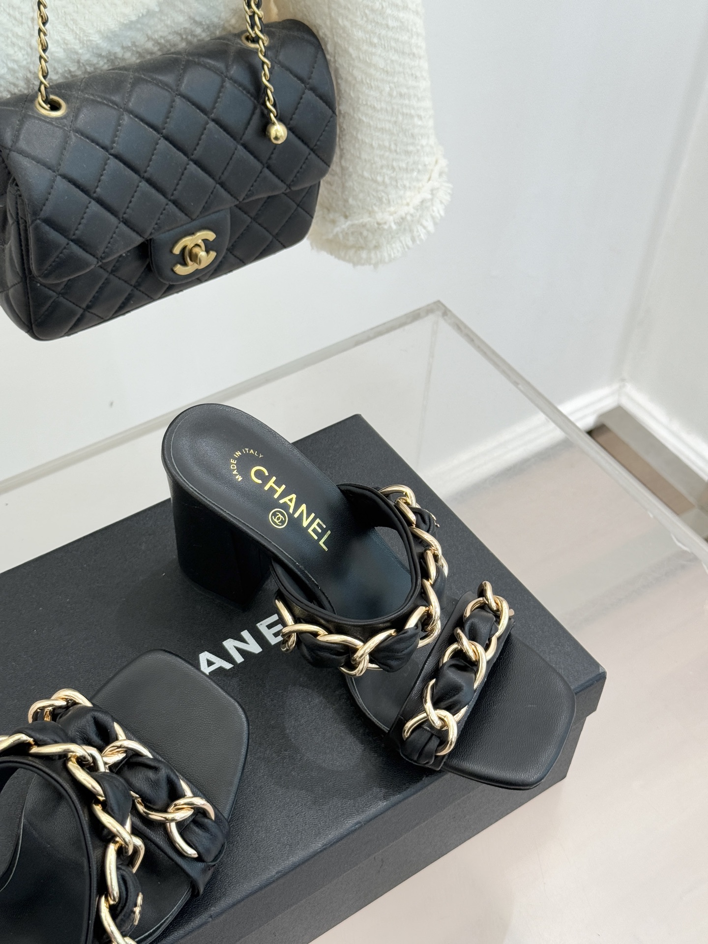 CHANE*｜小香经典大链条一字带拖鞋将经典金属链与极简一字带完美融合重塑夏日奢雅格调 亮泽金属链条利落