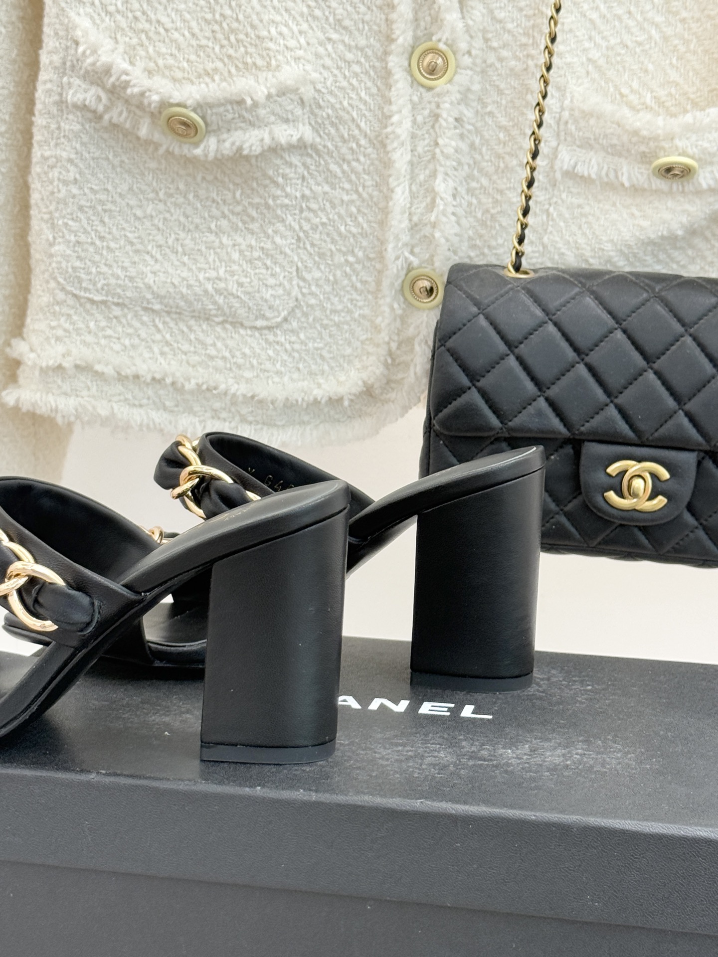 CHANE*｜小香经典大链条一字带拖鞋将经典金属链与极简一字带完美融合重塑夏日奢雅格调 亮泽金属链条利落