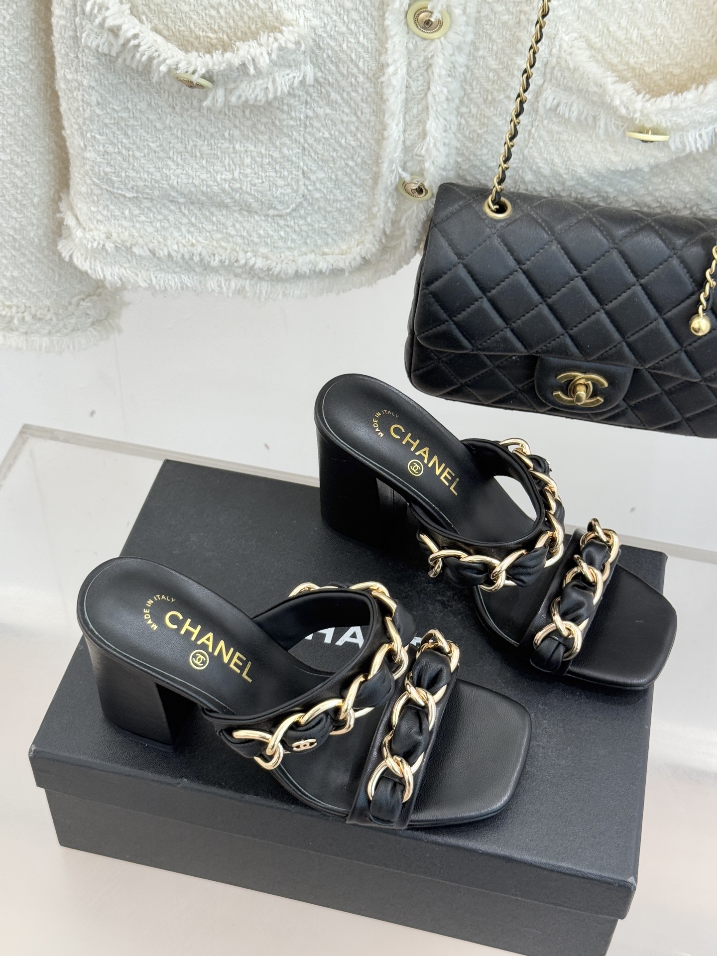 CHANE*｜小香经典大链条一字带拖鞋将经典金属链与极简一字带完美融合重塑夏日奢雅格调 亮泽金属链条利落