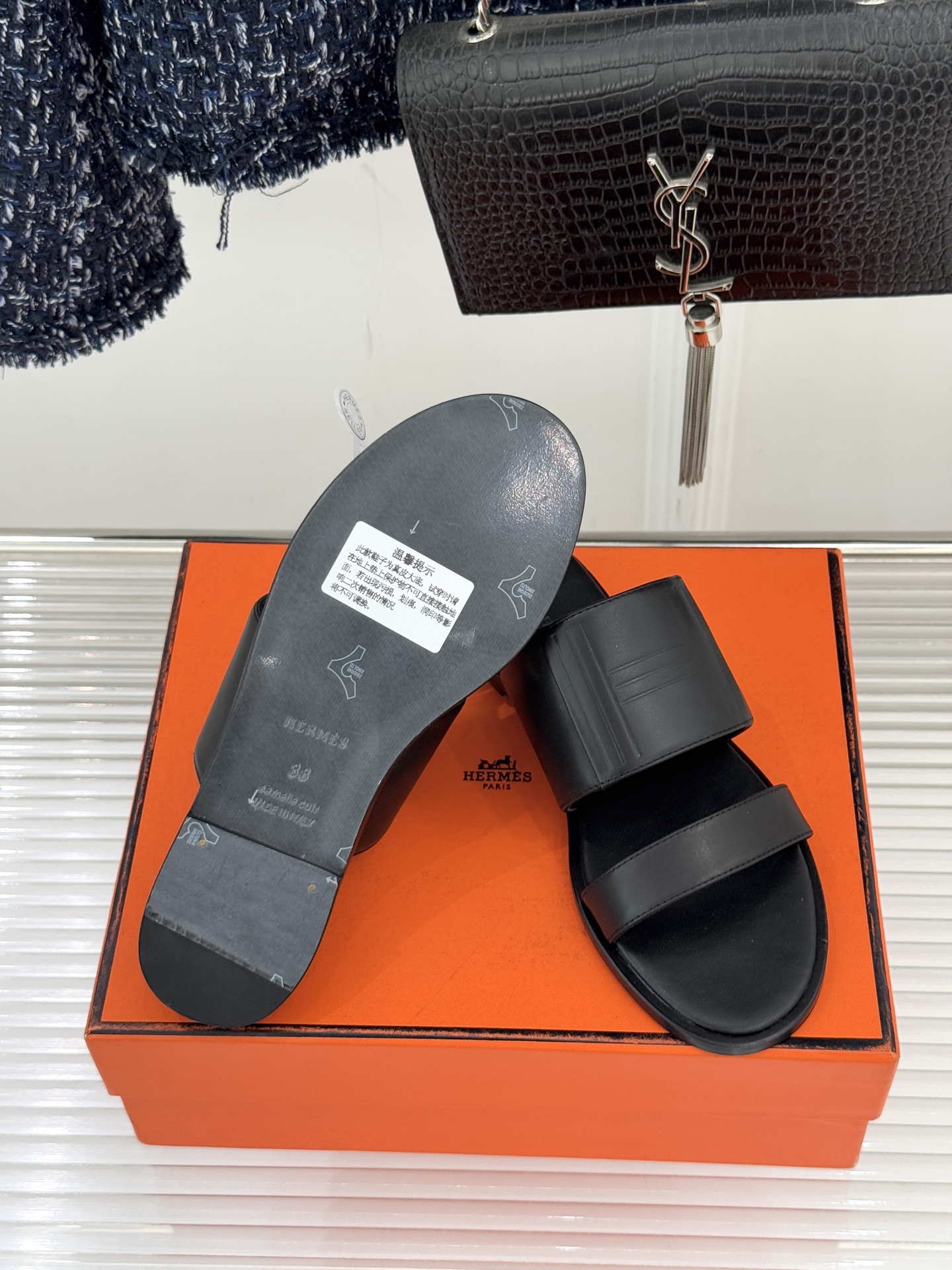 Hermès/爱马仕26WF新品极简双带拖鞋以利落线条诠释顶奢松弛美学。摒弃繁复装饰 双带勾勒利落轮廓于