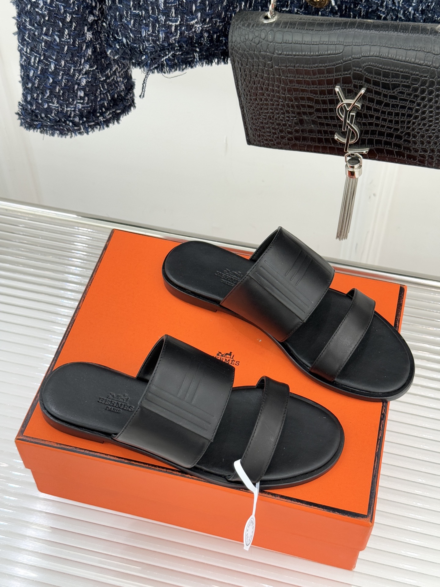 Hermès/爱马仕26WF新品极简双带拖鞋以利落线条诠释顶奢松弛美学。摒弃繁复装饰 双带勾勒利落轮廓于