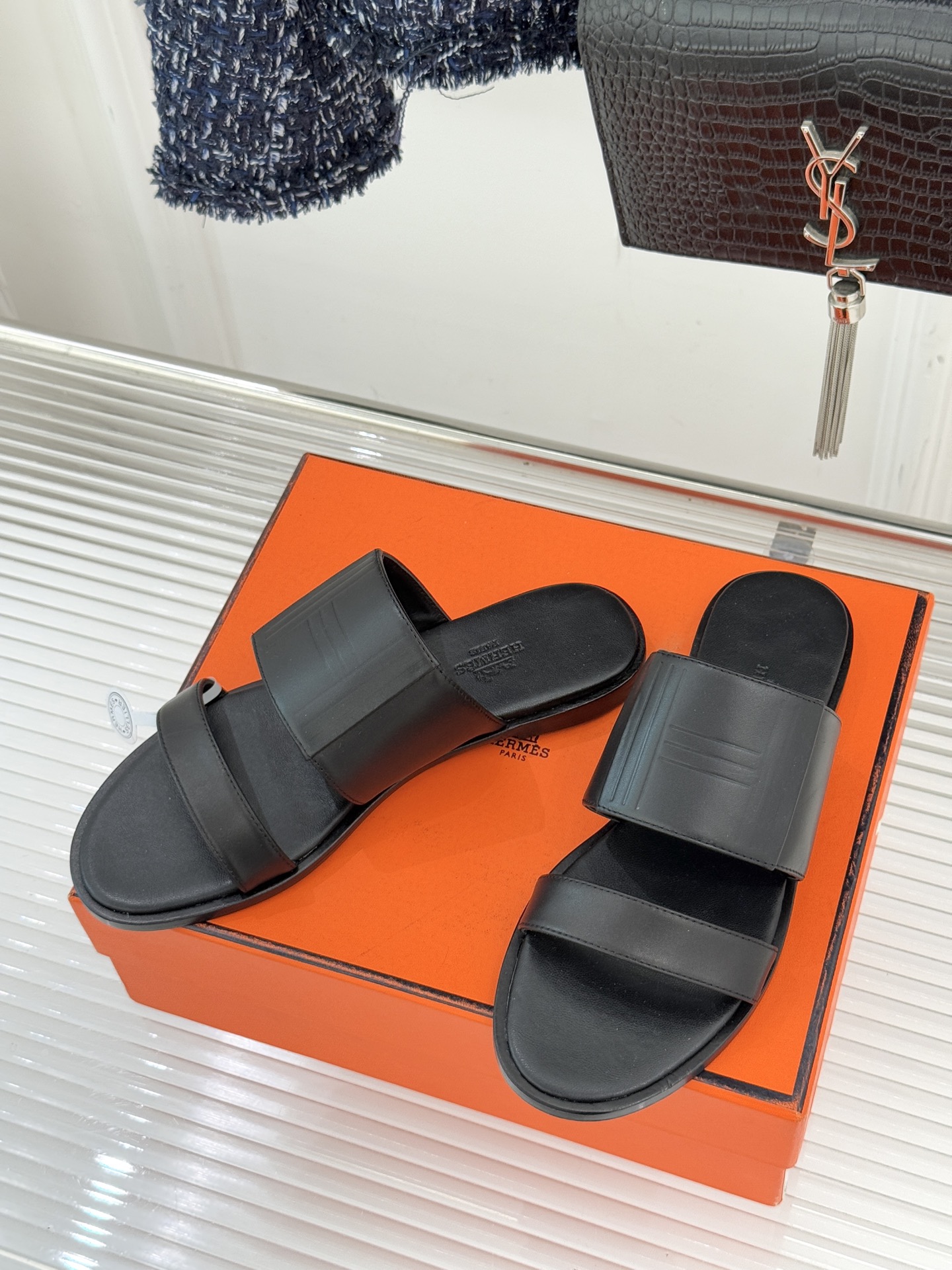 Hermès/爱马仕26WF新品极简双带拖鞋以利落线条诠释顶奢松弛美学。摒弃繁复装饰 双带勾勒利落轮廓于